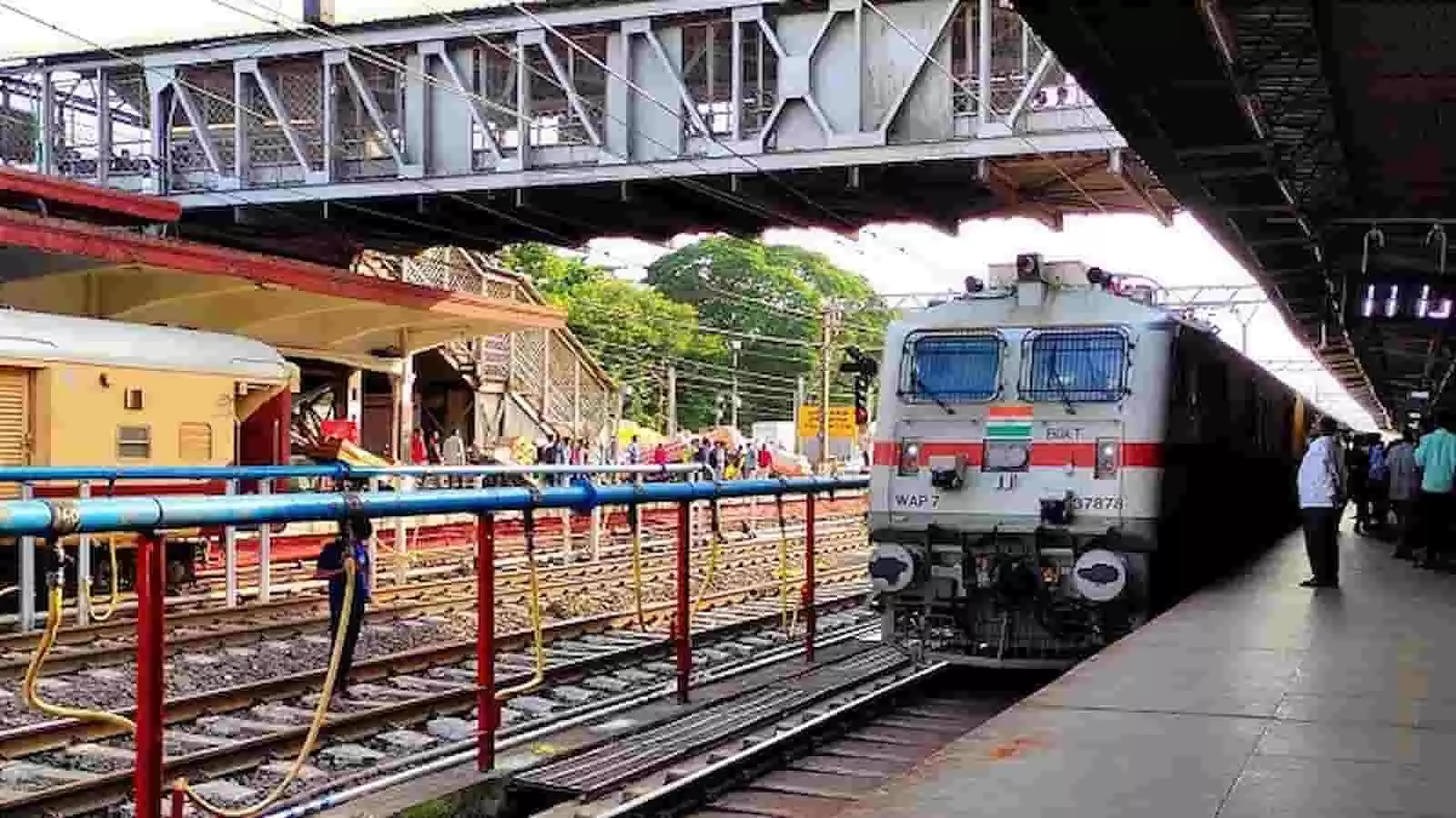 तस्वीर में साबरमती रेलवे स्टेशन के प्लेटफॉर्म पर खड़ी ट्रेन और यात्री दिखाई दे रहे हैं। तस्वीर में साबरमती रेलवे स्टेशन के प्लेटफॉर्म पर खड़ी ट्रेन और यात्री दिखाई दे रहे हैं।
