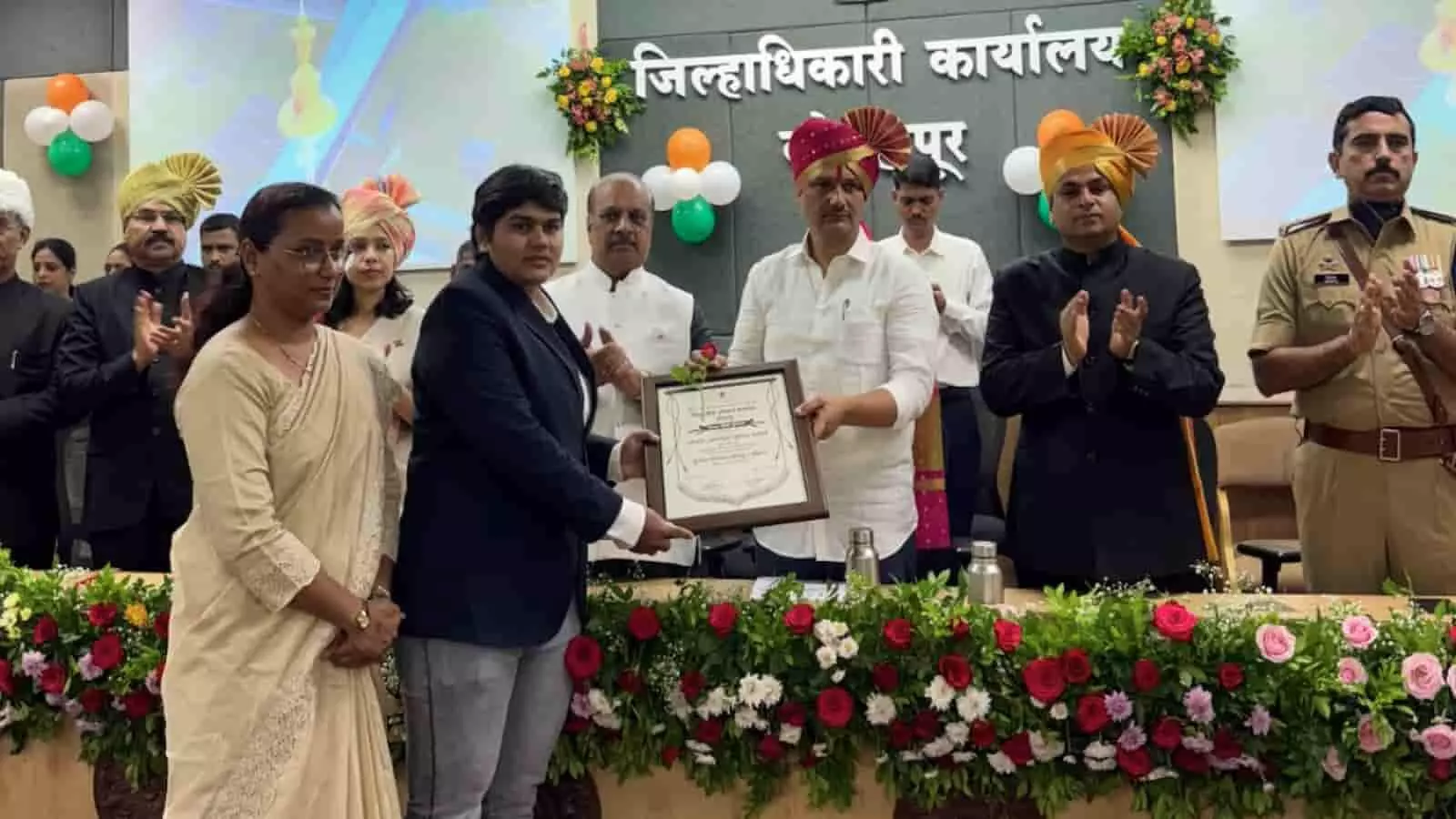तस्वीर में पालकमंत्री प्रकाश आबिटकर द्वारा जान्हवी सावर्डेकर को जिला खेल पुरस्कार प्रदान किया जा रहा है। तस्वीर में पालकमंत्री प्रकाश आबिटकर द्वारा जान्हवी सावर्डेकर को जिला खेल पुरस्कार प्रदान किया जा रहा है।