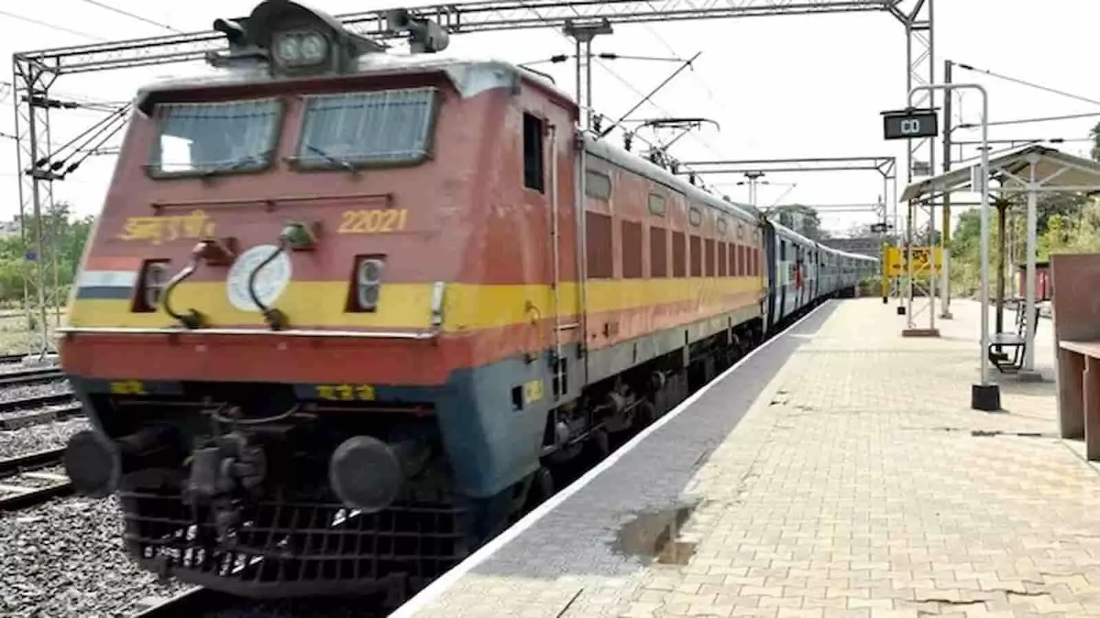 तस्वीर में रेलवे स्टेशन पर खड़ी ट्रेन का इंजन और बोगियां दिखाई दे रही हैं। तस्वीर में रेलवे स्टेशन पर खड़ी ट्रेन का इंजन और बोगियां दिखाई दे रही हैं।