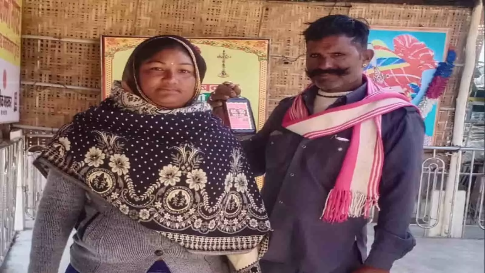 तस्वीर में सुवाणियां गांव की घटना से जुड़े महिला और पुरुष खड़े दिखाई दे रहे हैं। तस्वीर में सुवाणियां गांव की घटना से जुड़े महिला और पुरुष खड़े दिखाई दे रहे हैं।