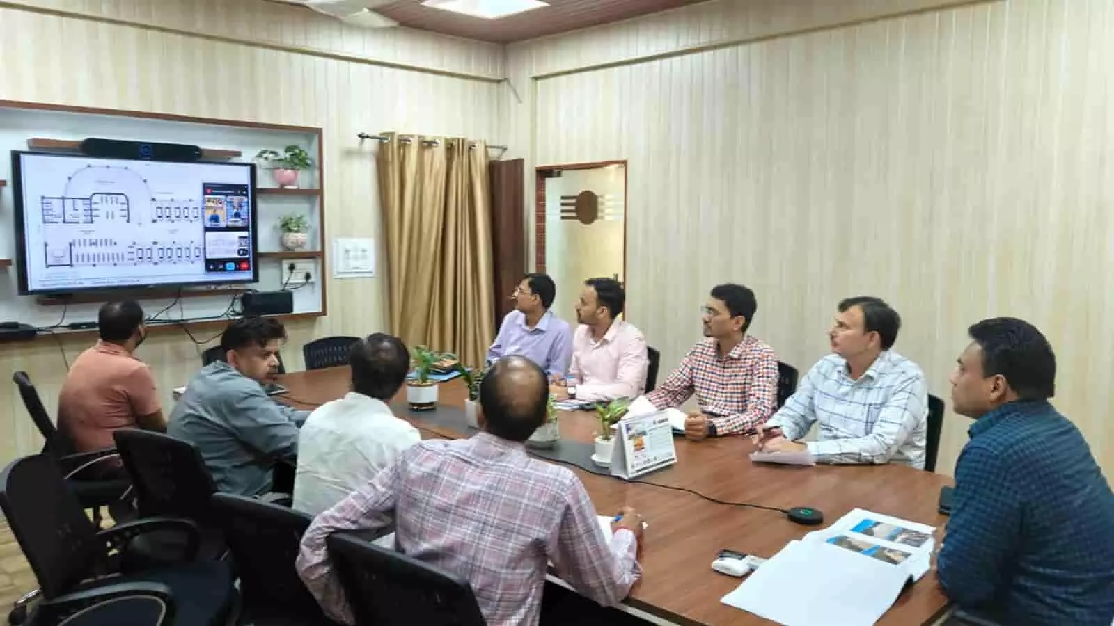 तस्वीर में अधिकारी रुद्रप्रयाग कार्यालय में केदारनाथ यात्रा व्यवस्थाओं की वर्चुअल समीक्षा बैठक कर रहे हैं। तस्वीर में अधिकारी रुद्रप्रयाग कार्यालय में केदारनाथ यात्रा व्यवस्थाओं की वर्चुअल समीक्षा बैठक कर रहे हैं।