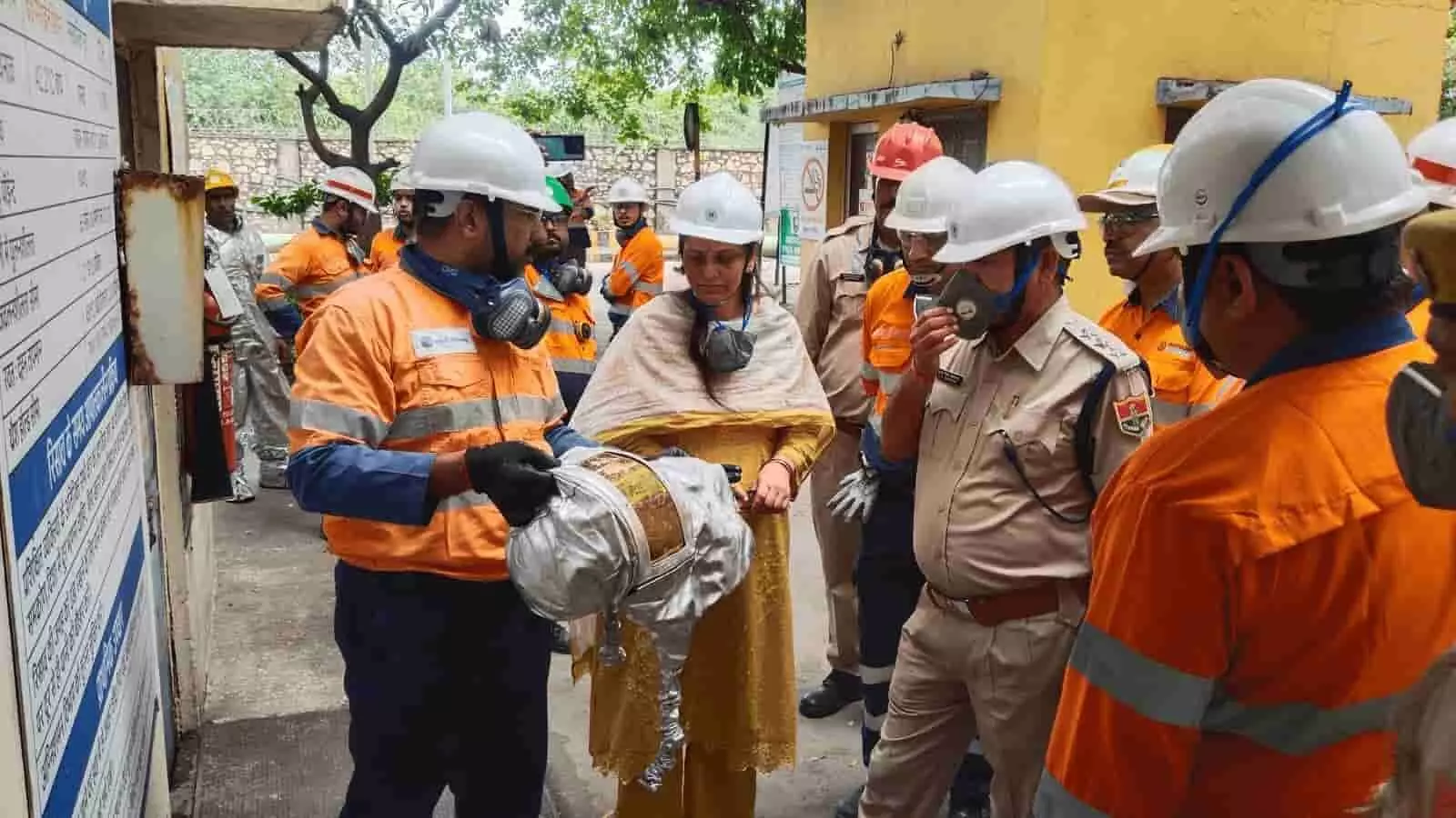 तस्वीर में चंदेरिया लेड जिंक स्मेल्टर परिसर में सुरक्षा उपकरणों के साथ अधिकारी और कर्मचारी खड़े हैं। तस्वीर में चंदेरिया लेड जिंक स्मेल्टर परिसर में सुरक्षा उपकरणों के साथ अधिकारी और कर्मचारी खड़े हैं।