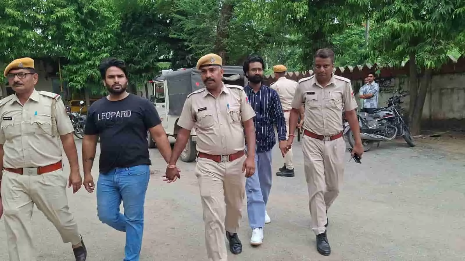 पुलिसकर्मी गिरफ्त में लिए गए आरोपियों को गांधीनगर में ले जाते हुए नजर आ रहे हैं। पुलिसकर्मी गिरफ्त में लिए गए आरोपियों को गांधीनगर में ले जाते हुए नजर आ रहे हैं।