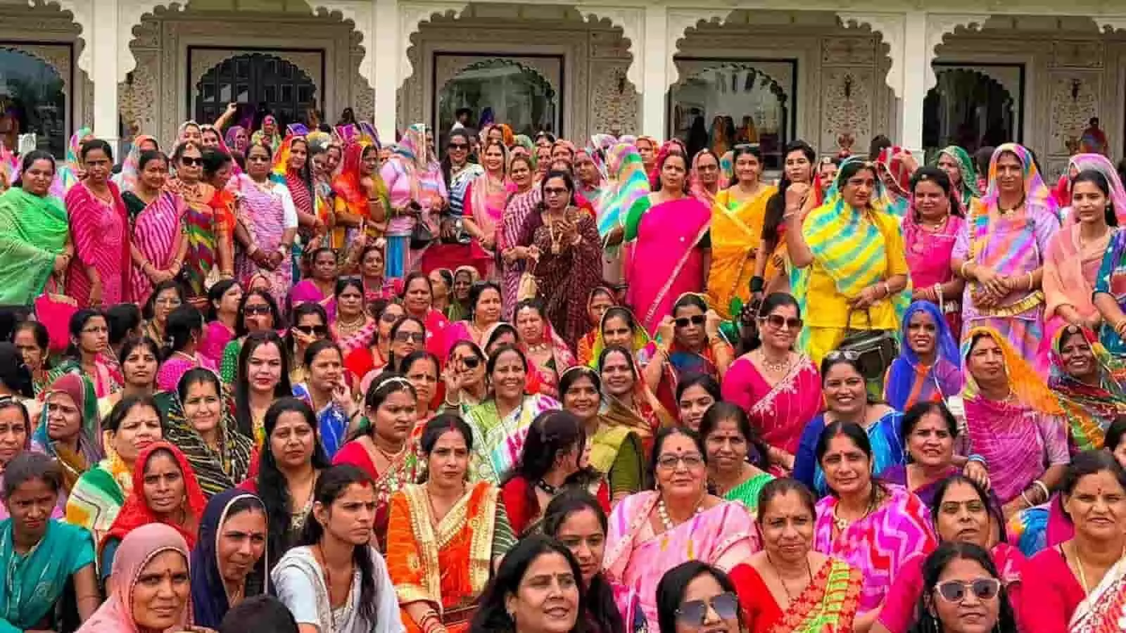 रंग-बिरंगी लहरिया पोशाकों में सजी महिलाएं भानफोर्ट रिसोर्ट में आयोजित उत्सव में बैठी हैं। रंग-बिरंगी लहरिया पोशाकों में सजी महिलाएं भानफोर्ट रिसोर्ट में आयोजित उत्सव में बैठी हैं।