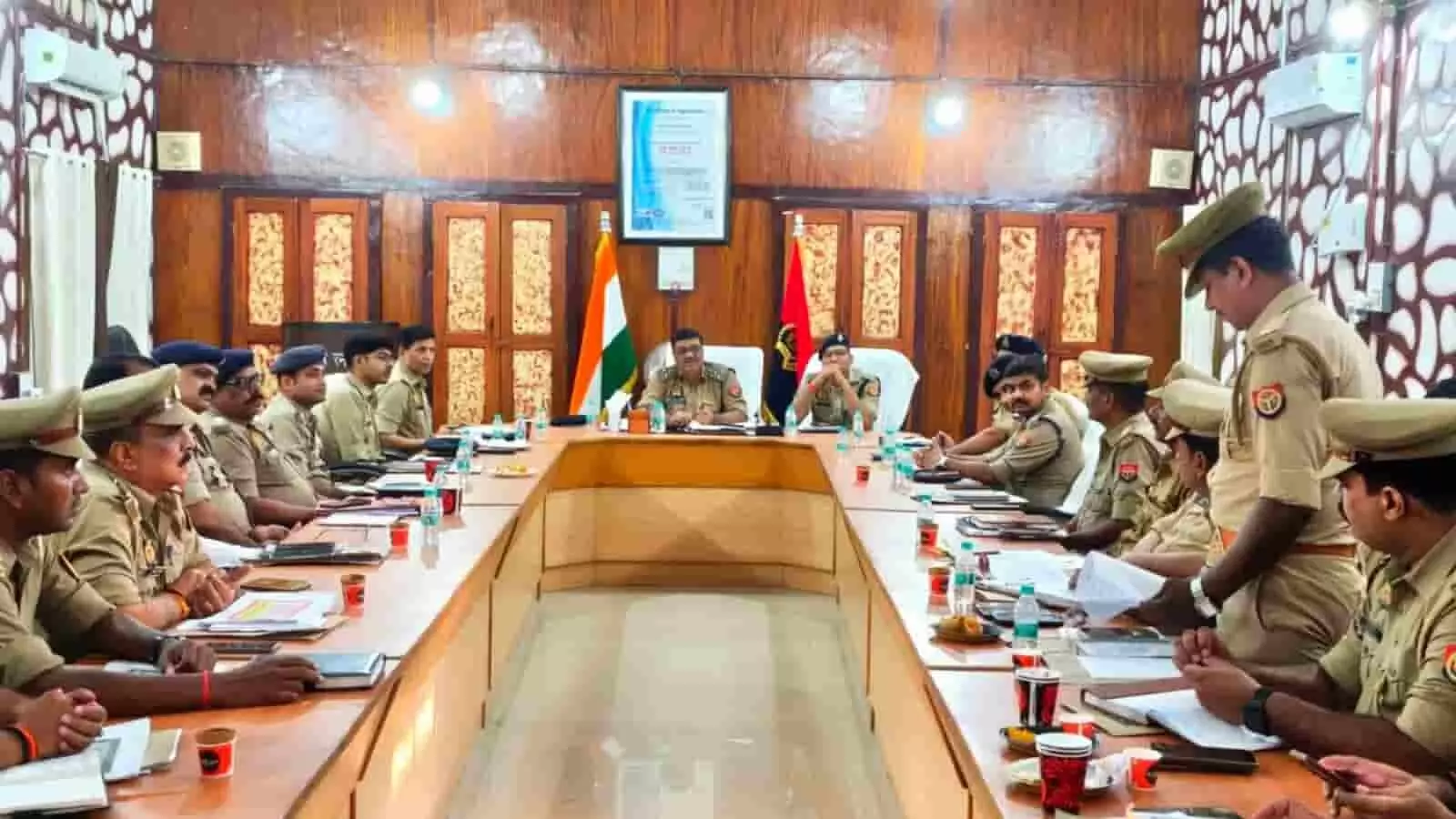 तस्वीर में पुलिस लाइन सभागार गोंडा में बैठे पुलिस अधिकारी समीक्षा बैठक करते दिख रहे हैं। तस्वीर में पुलिस लाइन सभागार गोंडा में बैठे पुलिस अधिकारी समीक्षा बैठक करते दिख रहे हैं।
