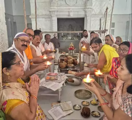 तस्वीर में जैन मंदिर में श्रद्धालु दीप जलाकर पूजा-अर्चना करते दिखाई दे रहे हैं। तस्वीर में जैन मंदिर में श्रद्धालु दीप जलाकर पूजा-अर्चना करते दिखाई दे रहे हैं।