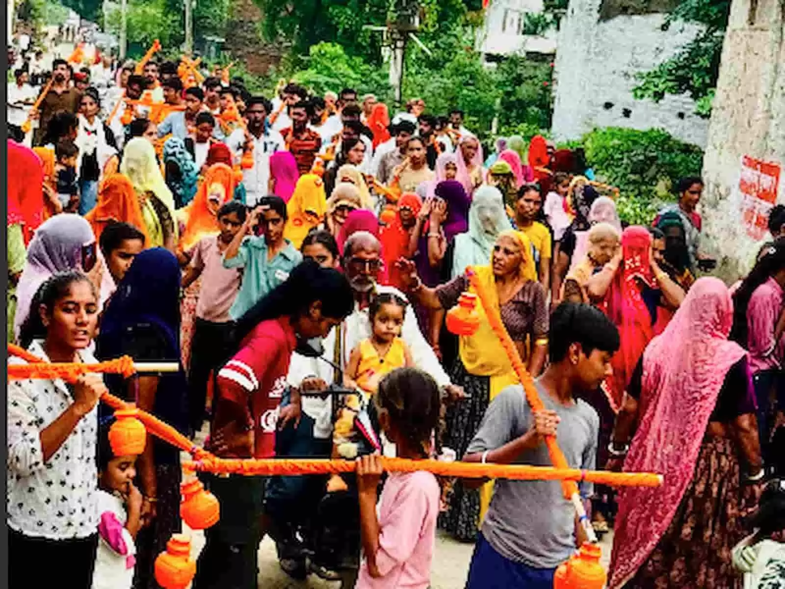तस्वीर में कांवड़िए पवित्र जल लेकर सांगवा में खड़े दिखाई दे रहे हैं। तस्वीर में कांवड़िए पवित्र जल लेकर सांगवा में खड़े दिखाई दे रहे हैं।