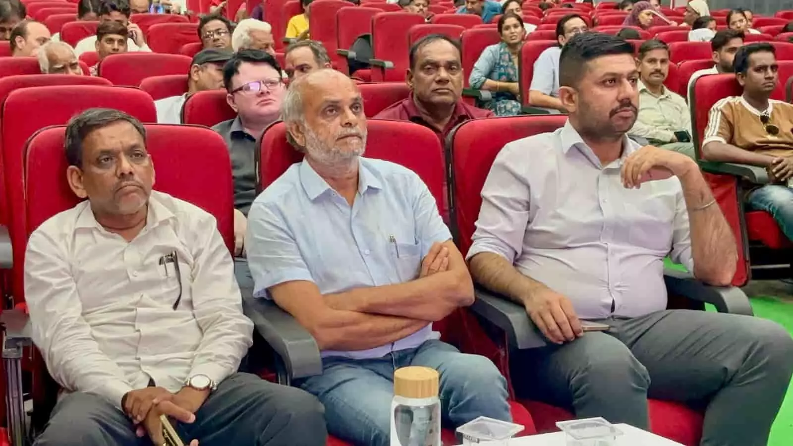 तस्वीर में भीलवाड़ा नगर निगम सभागार में बैठे जिला कलेक्टर और अन्य गणमान्य नागरिक दिख रहे हैं। तस्वीर में भीलवाड़ा नगर निगम सभागार में बैठे जिला कलेक्टर और अन्य गणमान्य नागरिक दिख रहे हैं।