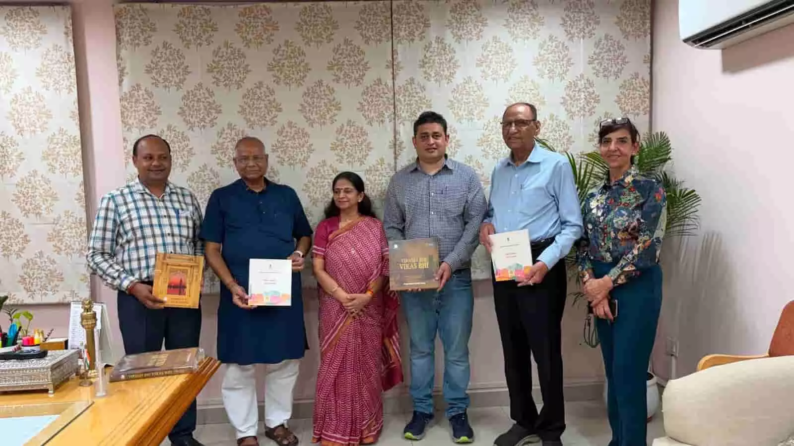 तस्वीर में उद्योग भवन, जयपुर में बैठक के दौरान अधिकारी और प्रतिनिधि नजर आ रहे हैं। तस्वीर में उद्योग भवन, जयपुर में बैठक के दौरान अधिकारी और प्रतिनिधि नजर आ रहे हैं।