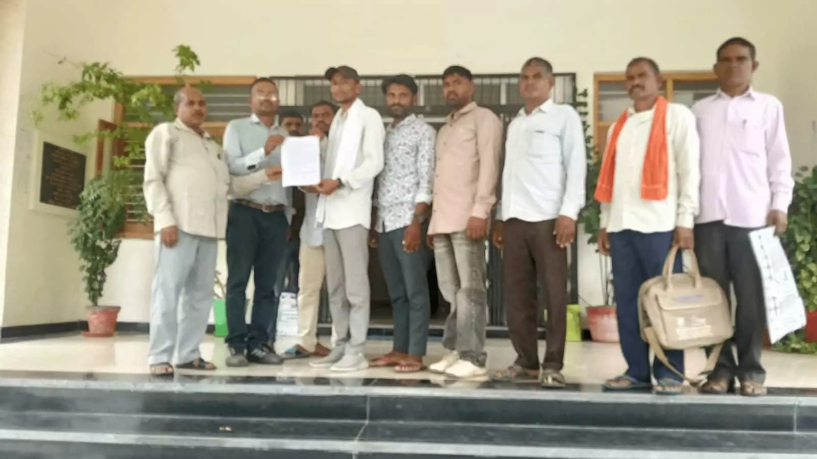 तस्वीर में खैरवाड़ा उपखंड कार्यालय के बाहर खड़े ग्रामीण और जनप्रतिनिधि ज्ञापन सौंपते हुए नजर आ रहे हैं। तस्वीर में खैरवाड़ा उपखंड कार्यालय के बाहर खड़े ग्रामीण और जनप्रतिनिधि ज्ञापन सौंपते हुए नजर आ रहे हैं।
