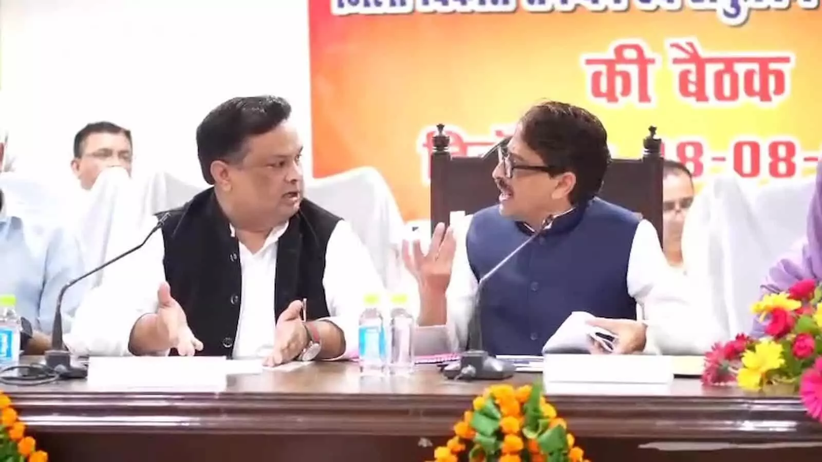 सहारनपुर दिशा बैठक में चर्चा करते सांसद इमरान मसूद और विधायक आशु मलिक। सहारनपुर दिशा बैठक में चर्चा करते सांसद इमरान मसूद और विधायक आशु मलिक।