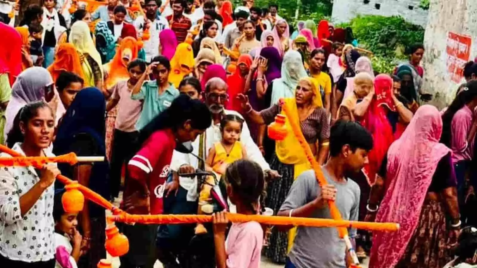 तस्वीर में सांगवा गांव की सड़क पर कांवड़ यात्रा निकालते हुए ग्रामीण नजर आ रहे हैं। तस्वीर में सांगवा गांव की सड़क पर कांवड़ यात्रा निकालते हुए ग्रामीण नजर आ रहे हैं।