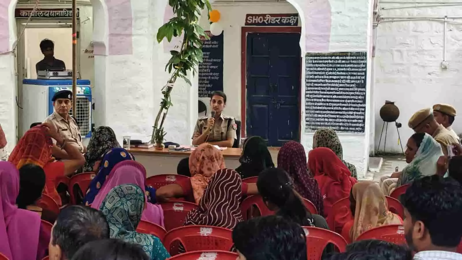 तस्वीर में खंडार पुलिस थाने में जिला पुलिस अधीक्षक बैठक के दौरान लोगों से संवाद करती दिख रही हैं। तस्वीर में खंडार पुलिस थाने में जिला पुलिस अधीक्षक बैठक के दौरान लोगों से संवाद करती दिख रही हैं।