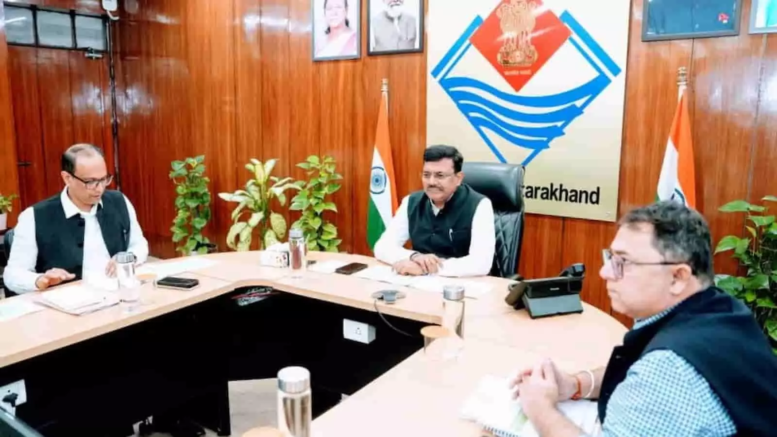 उत्तराखंड सरकार के मुख्य सचिव देहरादून में सड़क सुरक्षा बैठक की अध्यक्षता कर रहे हैं। उत्तराखंड सरकार के मुख्य सचिव देहरादून में सड़क सुरक्षा बैठक की अध्यक्षता कर रहे हैं।