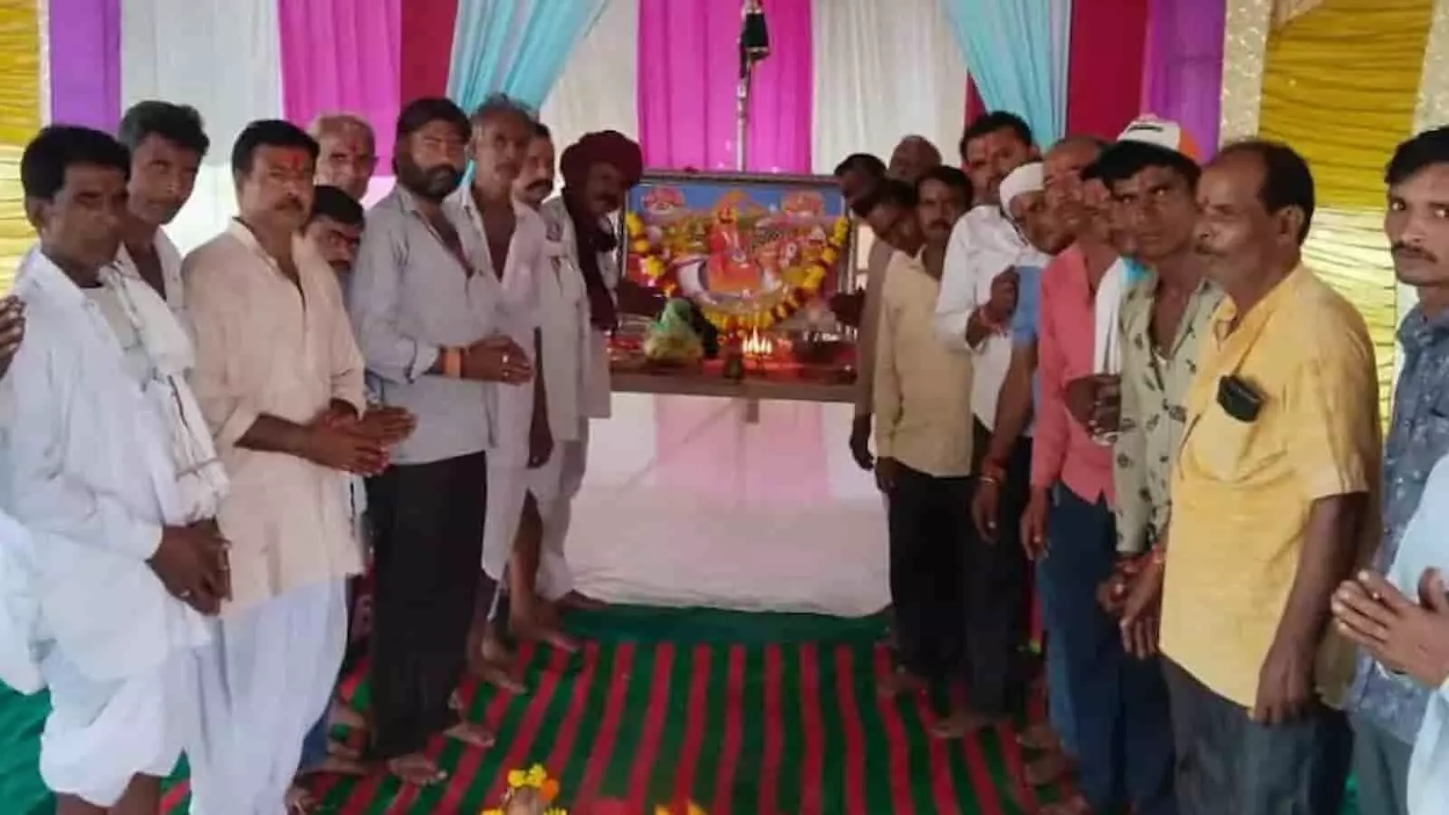तस्वीर में गारियावास चौराहे पर रामरसोड़े के शुभारंभ पर बाबा रामदेव की आरती करते ग्रामीण दिखाई दे रहे हैं। तस्वीर में गारियावास चौराहे पर रामरसोड़े के शुभारंभ पर बाबा रामदेव की आरती करते ग्रामीण दिखाई दे रहे हैं।