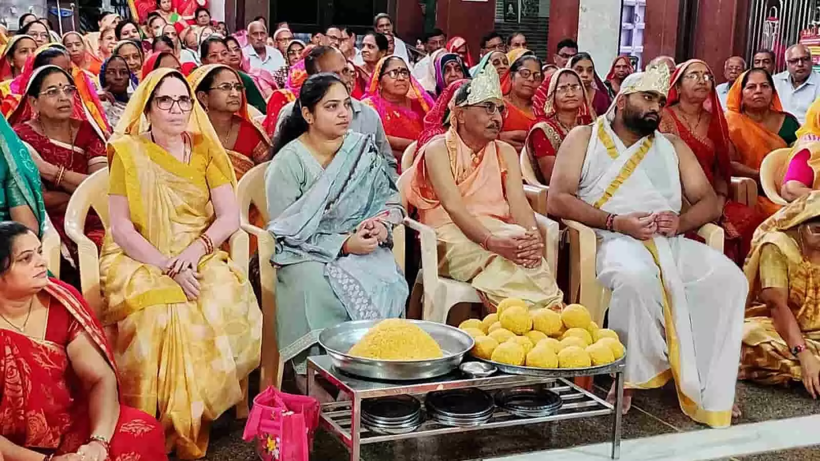 तस्वीर में खेरवाड़ा के मंदिर में मोक्ष कल्याणक महोत्सव के दौरान बैठे हुए श्रद्धालु नजर आ रहे हैं। तस्वीर में खेरवाड़ा के मंदिर में मोक्ष कल्याणक महोत्सव के दौरान बैठे हुए श्रद्धालु नजर आ रहे हैं।