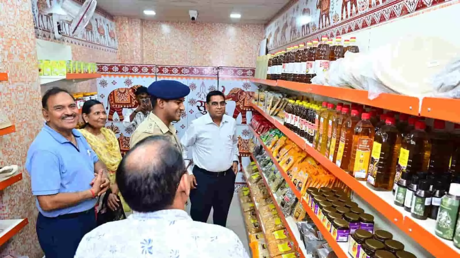 बारां के ग्राम श्री मार्ट में उत्पादों की शेल्फ का निरीक्षण करते लोग और अधिकारी। बारां के ग्राम श्री मार्ट में उत्पादों की शेल्फ का निरीक्षण करते लोग और अधिकारी।