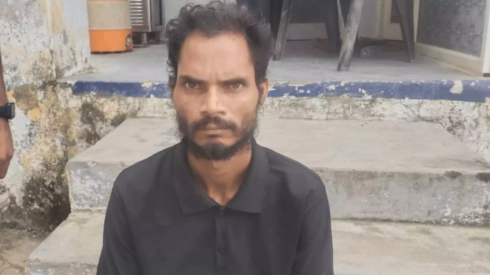 तस्वीर में प्रकाश गमेती पहाड़ा थाने की सीढ़ियों पर बैठा हुआ दिखाई दे रहा है। तस्वीर में प्रकाश गमेती पहाड़ा थाने की सीढ़ियों पर बैठा हुआ दिखाई दे रहा है।