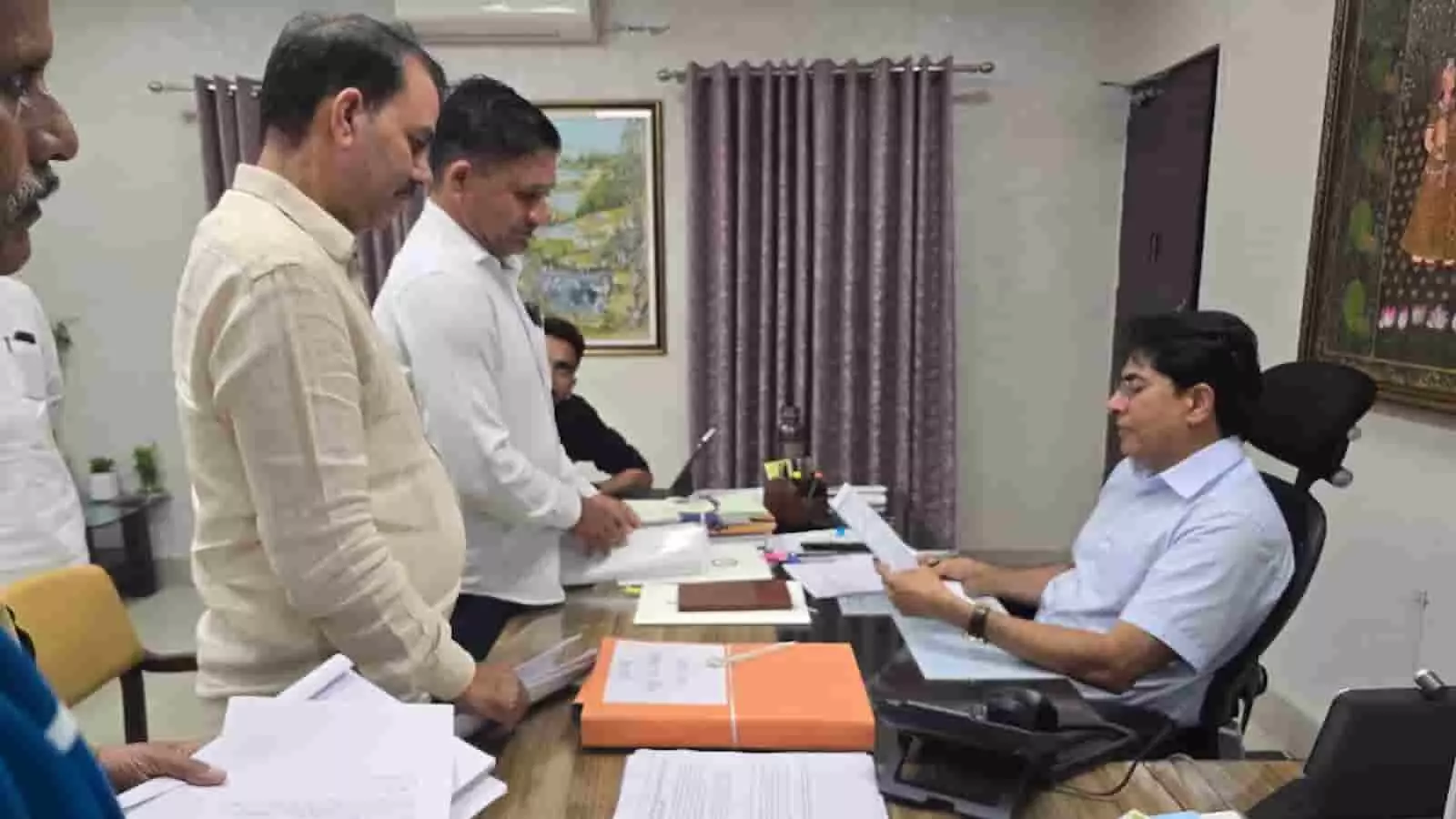 तस्वीर में शारीरिक शिक्षक संघ के प्रतिनिधि कार्यालय में अधिकारियों से मिलते दिख रहे हैं। तस्वीर में शारीरिक शिक्षक संघ के प्रतिनिधि कार्यालय में अधिकारियों से मिलते दिख रहे हैं।