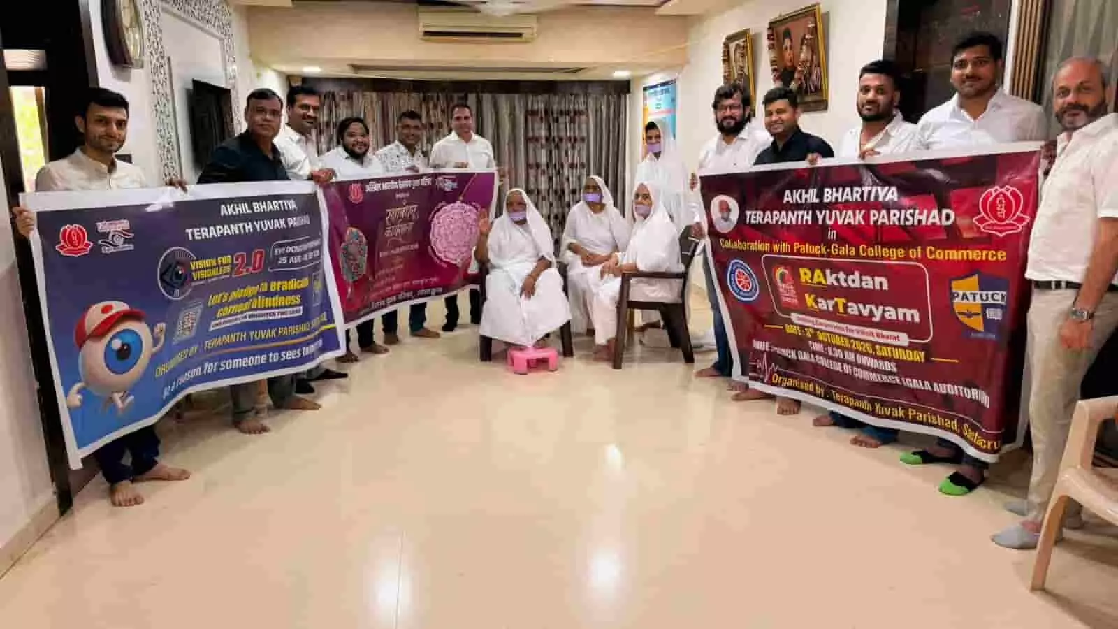 तस्वीर में मुंबई में साध्वीवृंद की उपस्थिति में बैनर थामे हुए नजर आ रहे तेरापंथ युवक परिषद के सदस्य। तस्वीर में मुंबई में साध्वीवृंद की उपस्थिति में बैनर थामे हुए नजर आ रहे तेरापंथ युवक परिषद के सदस्य।