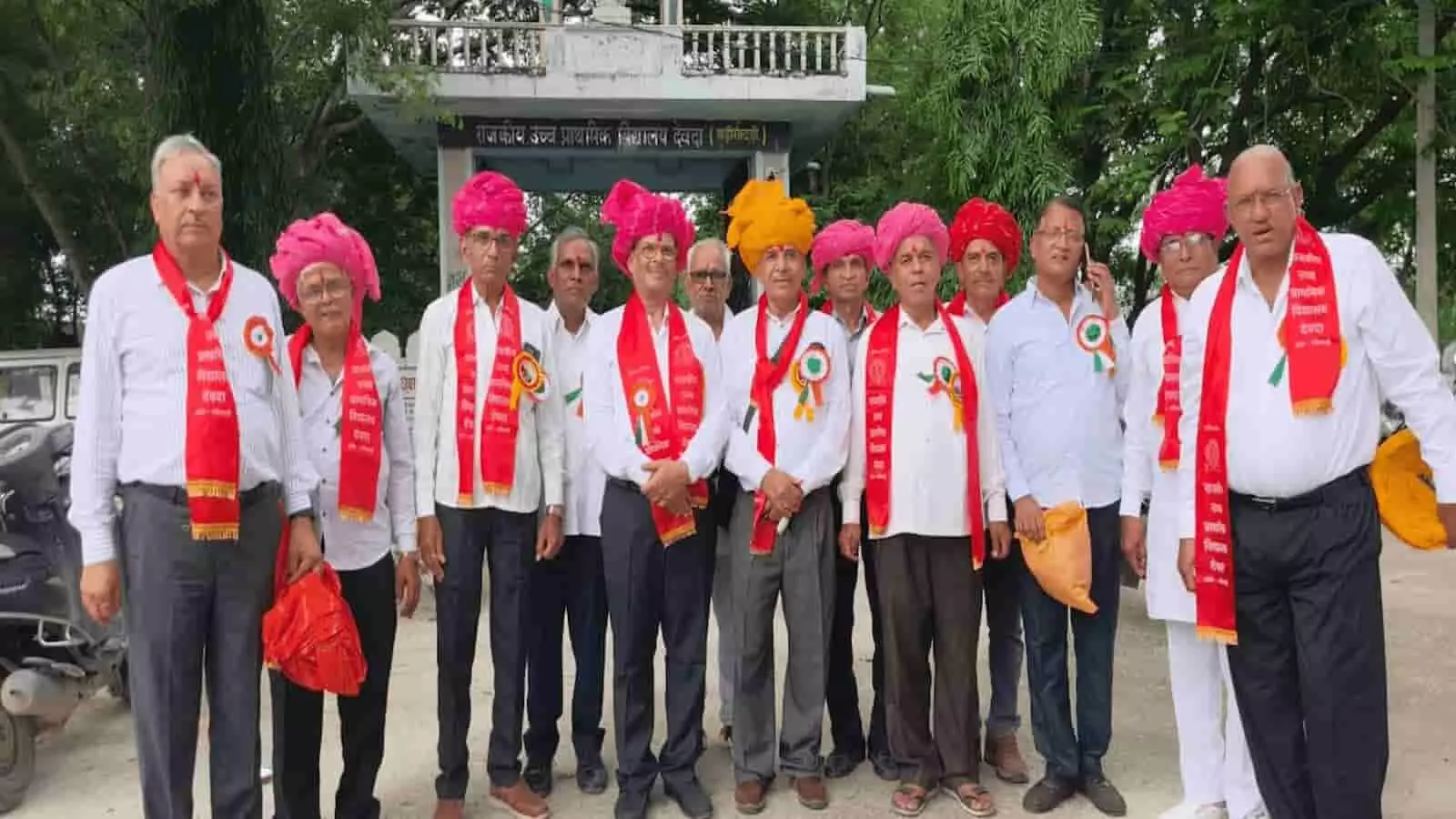 साफा पहने स्कूल फ्रेंड बड़ीसादड़ी संगठन के सदस्य देवदा राजकीय उच्च प्राथमिक विद्यालय के बाहर खड़े हैं। साफा पहने स्कूल फ्रेंड बड़ीसादड़ी संगठन के सदस्य देवदा राजकीय उच्च प्राथमिक विद्यालय के बाहर खड़े हैं।