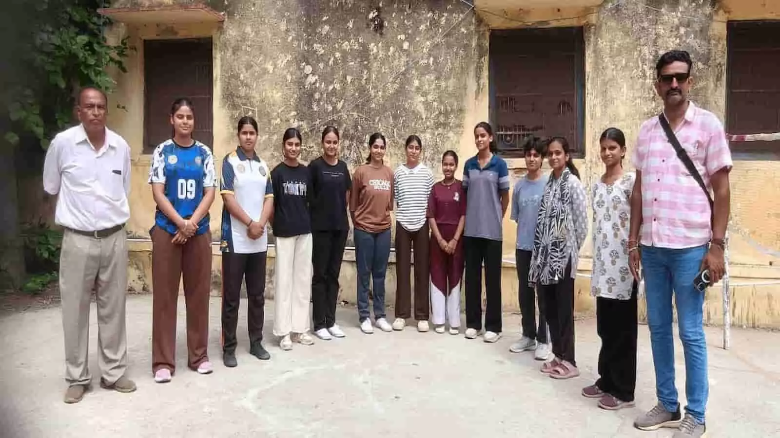 तहसील कार्यालय के मैदान में सेपकटकरा चयन प्रक्रिया के लिए खड़े खिलाड़ी और अधिकारी। तहसील कार्यालय के मैदान में सेपकटकरा चयन प्रक्रिया के लिए खड़े खिलाड़ी और अधिकारी।