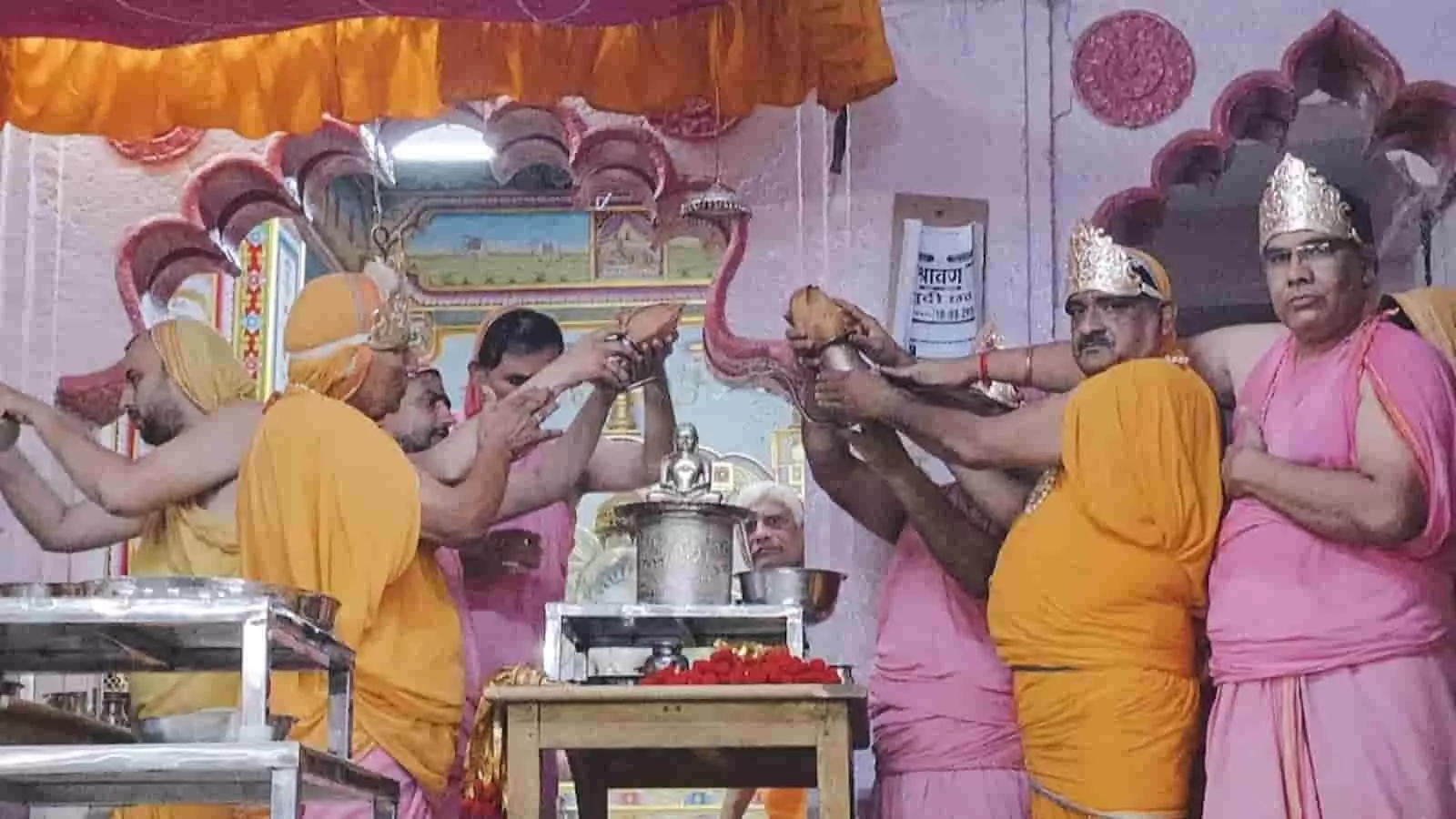 श्रद्धालुओं द्वारा जैन जोड़ला मंदिर में भगवान पार्श्वनाथ के अभिषेक का दृ श्रद्धालुओं द्वारा जैन जोड़ला मंदिर में भगवान पार्श्वनाथ के अभिषेक का दृ