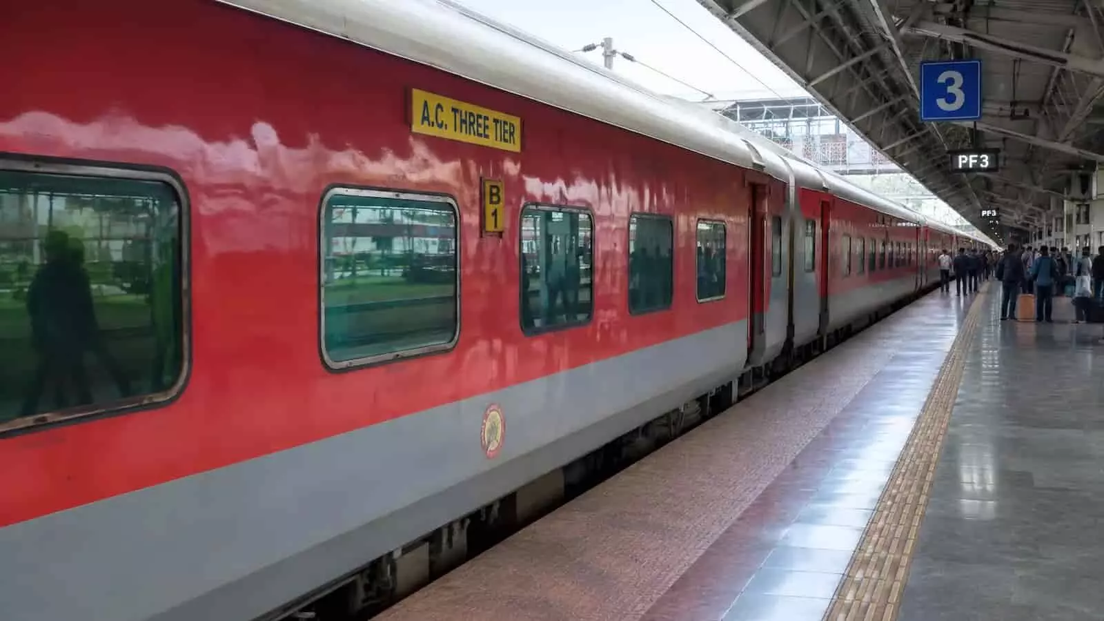 बांद्रा टर्मिनस-बीकानेर एक्सप्रेस रेलवे स्टेशन पर खड़ी ट्रेन दिखाई दे रही है। बांद्रा टर्मिनस-बीकानेर एक्सप्रेस रेलवे स्टेशन पर खड़ी ट्रेन दिखाई दे रही है।