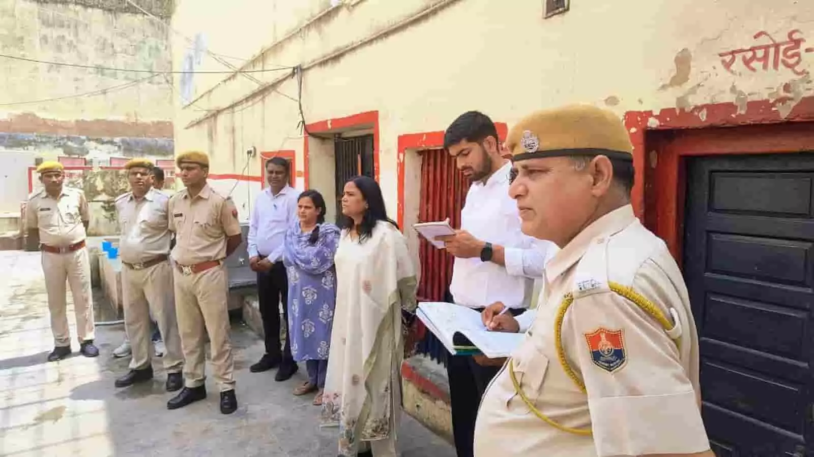 उपकारागृह परिसर में निरीक्षण करते हुए अधिकारी और पुलिसकर्मी नजर आ रहे हैं। उपकारागृह परिसर में निरीक्षण करते हुए अधिकारी और पुलिसकर्मी नजर आ रहे हैं।