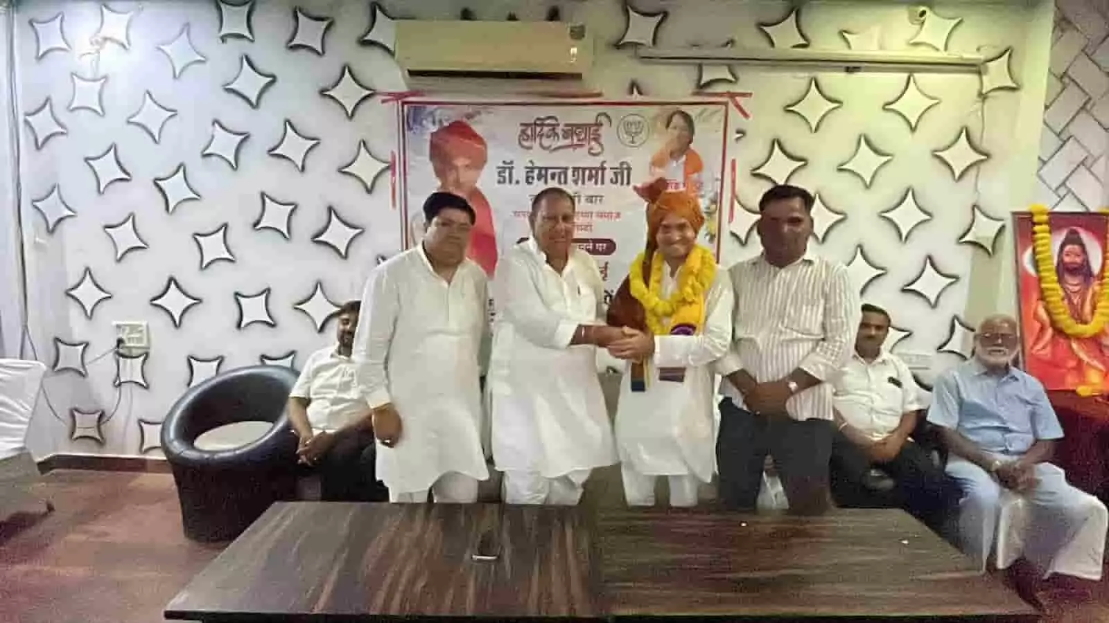 तस्वीर में गंगापुर सिटी के पार्थ रिसोर्ट में ब्राह्मण समाज अध्यक्ष हेमन्त शर्मा का स्वागत किया जा रहा है। तस्वीर में गंगापुर सिटी के पार्थ रिसोर्ट में ब्राह्मण समाज अध्यक्ष हेमन्त शर्मा का स्वागत किया जा रहा है।