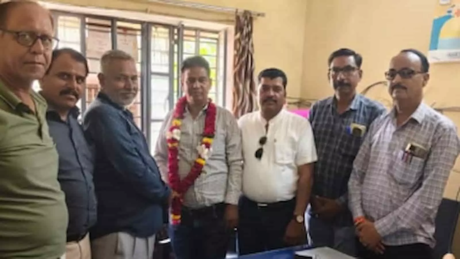 तस्वीर में शिक्षक संघ सियाराम के प्रतिनिधिमंडल द्वारा बड़ीसादड़ी में डीईओ का स्वागत किया जा रहा है। तस्वीर में शिक्षक संघ सियाराम के प्रतिनिधिमंडल द्वारा बड़ीसादड़ी में डीईओ का स्वागत किया जा रहा है।