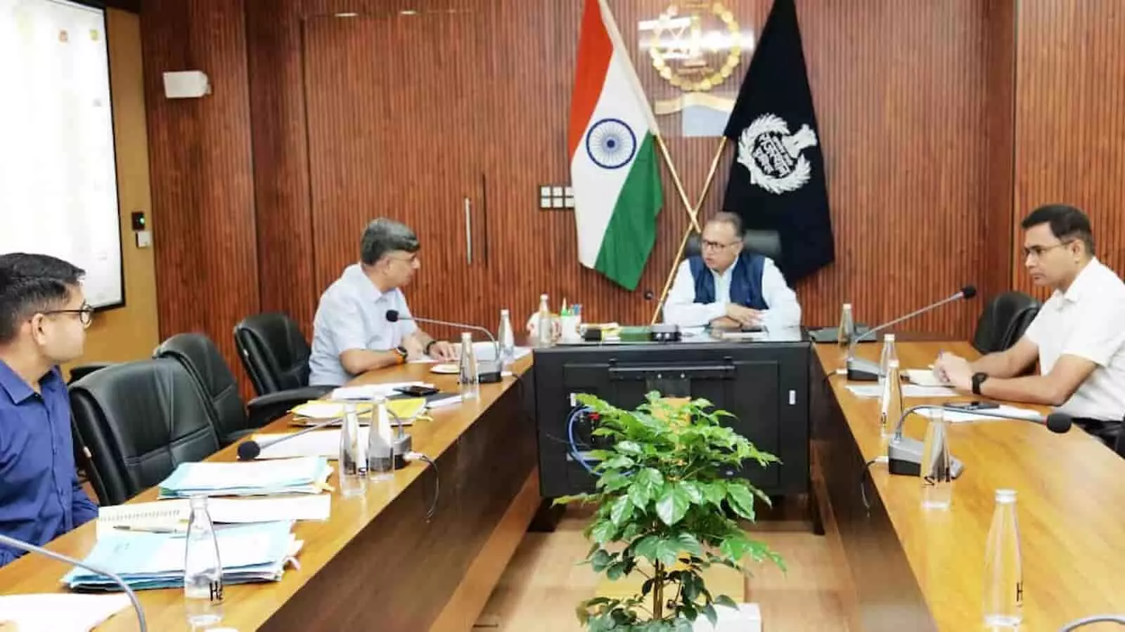 तस्वीर में पुलिस मुख्यालय में राजस्थान पुलिस अधिकारियों के साथ बैठक करते डीजीपी नजर आ रहे हैं। तस्वीर में पुलिस मुख्यालय में राजस्थान पुलिस अधिकारियों के साथ बैठक करते डीजीपी नजर आ रहे हैं।