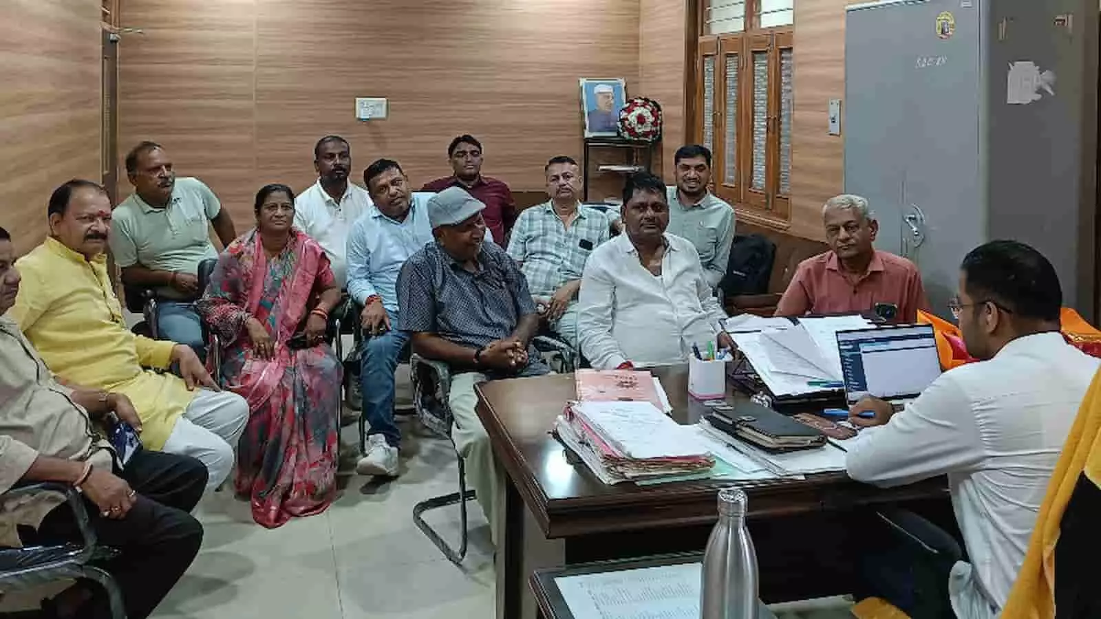 खेरवाड़ा एसडीएम कार्यालय में नवनियुक्त एसडीएम से मुलाकात करते भाजपा पदाधिकारी। खेरवाड़ा एसडीएम कार्यालय में नवनियुक्त एसडीएम से मुलाकात करते भाजपा पदाधिकारी।