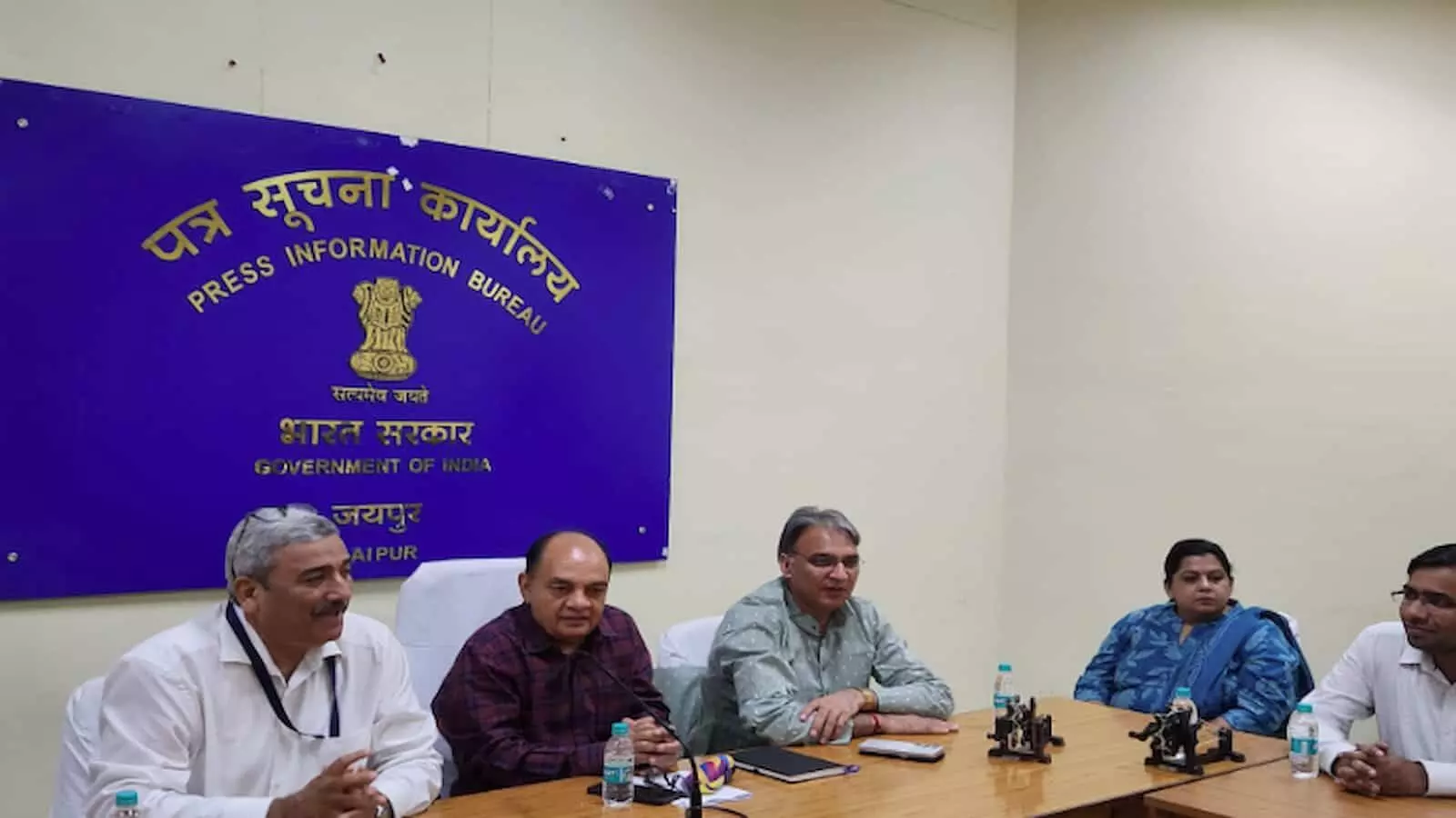 पत्र सूचना कार्यालय जयपुर में बैठे अधिकारी और विद्यार्थी बातचीत करते हुए। पत्र सूचना कार्यालय जयपुर में बैठे अधिकारी और विद्यार्थी बातचीत करते हुए।