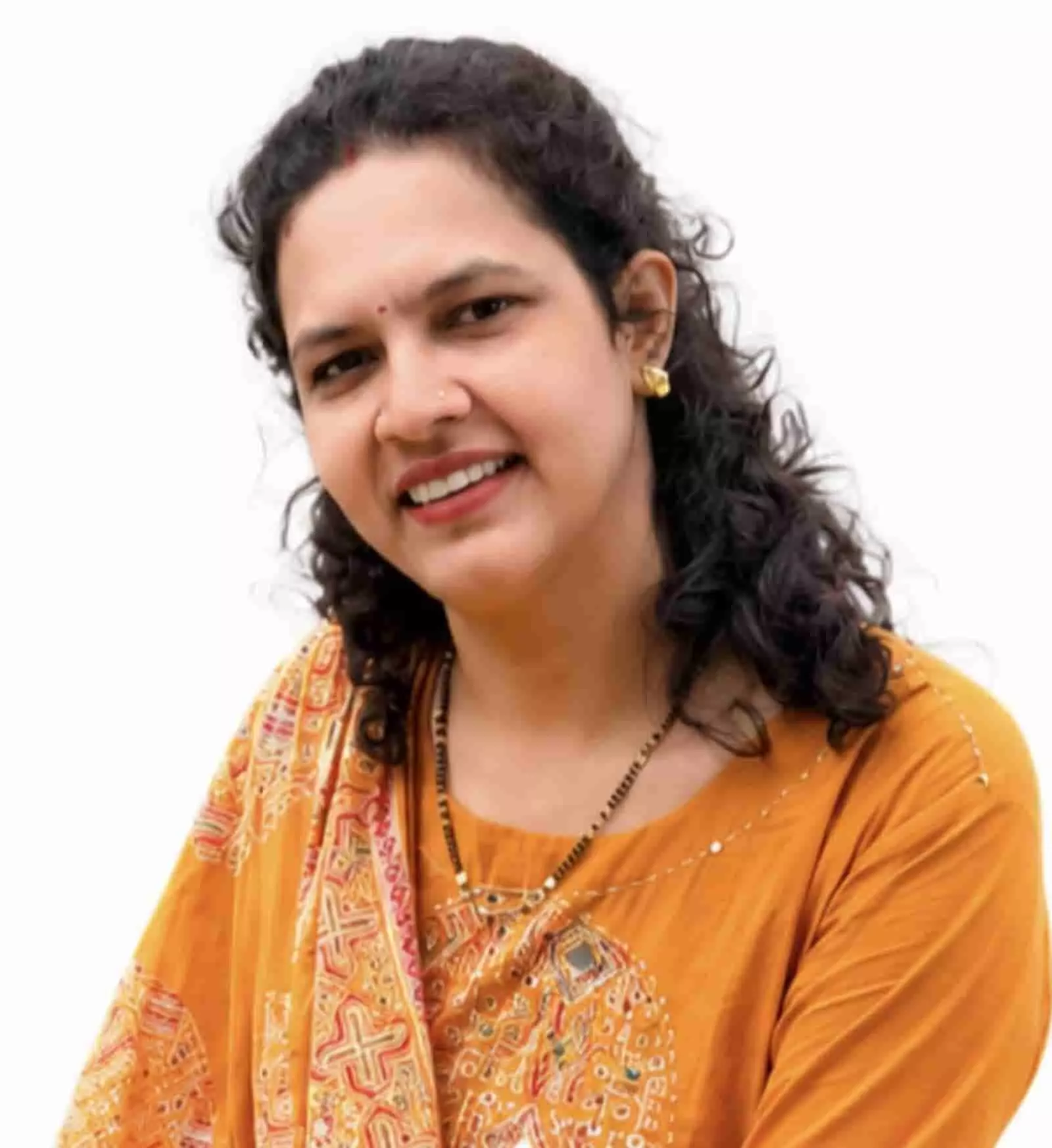 तस्वीर में डॉ. लक्की व्यास एक सुनहरे और लाल पारंपरिक परिधान में मुस्कुराती हुई दिखाई दे रही हैं। तस्वीर में डॉ. लक्की व्यास एक सुनहरे और लाल पारंपरिक परिधान में मुस्कुराती हुई दिखाई दे रही हैं।