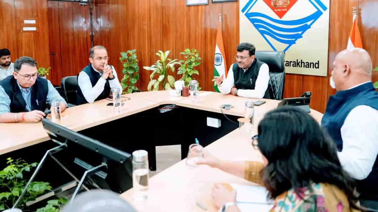 देहरादून में खेल विभाग की बैठक के दौरान चर्चा करते अधिकारी और मुख्य सचिव। देहरादून में खेल विभाग की बैठक के दौरान चर्चा करते अधिकारी और मुख्य सचिव।