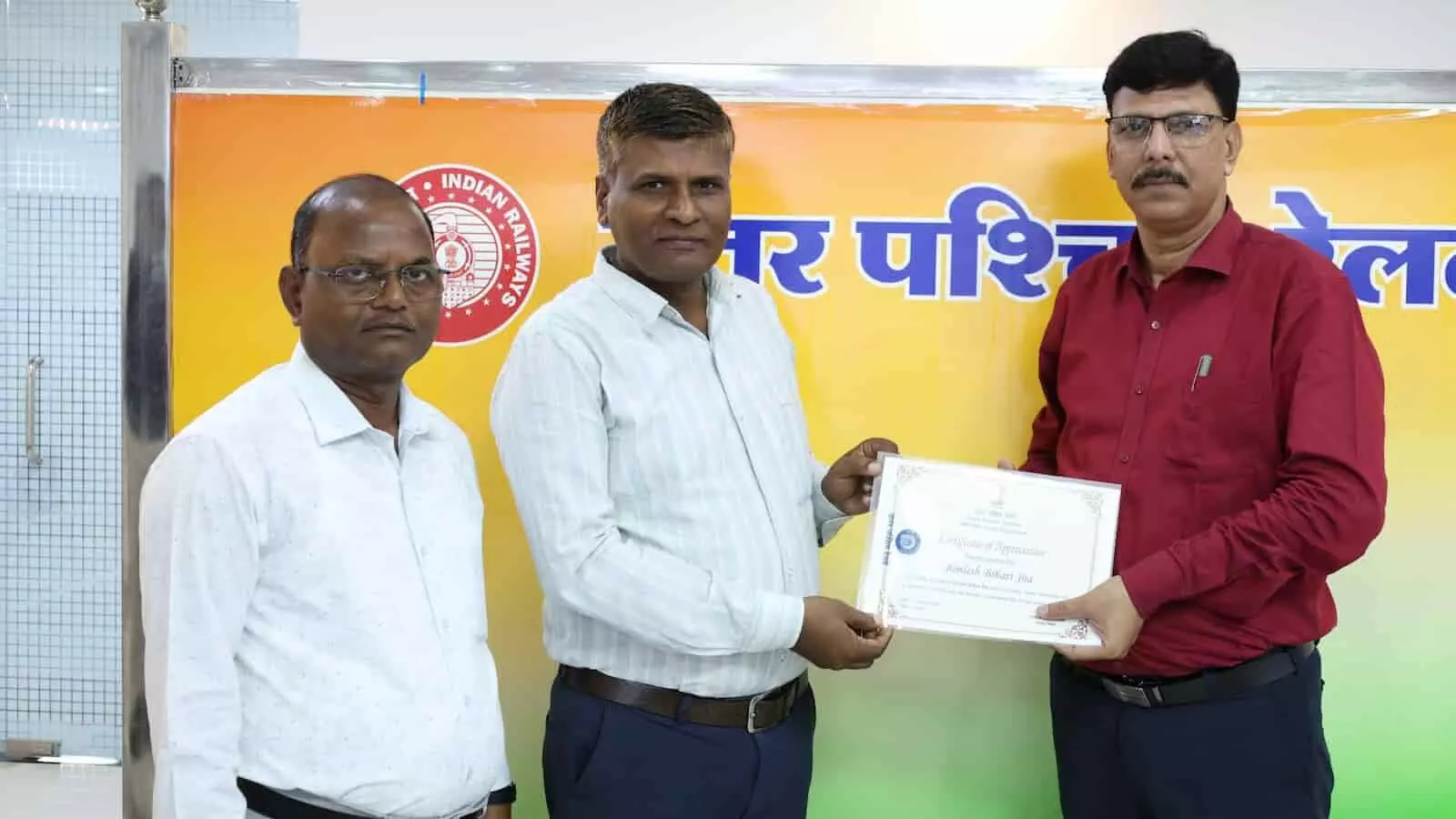 तस्वीर में जयपुर मुख्यालय में प्रशस्ति पत्र के साथ सम्मानित होते मुख्य विधि सहायक और अधिकारी दिख रहे हैं। तस्वीर में जयपुर मुख्यालय में प्रशस्ति पत्र के साथ सम्मानित होते मुख्य विधि सहायक और अधिकारी दिख रहे हैं।