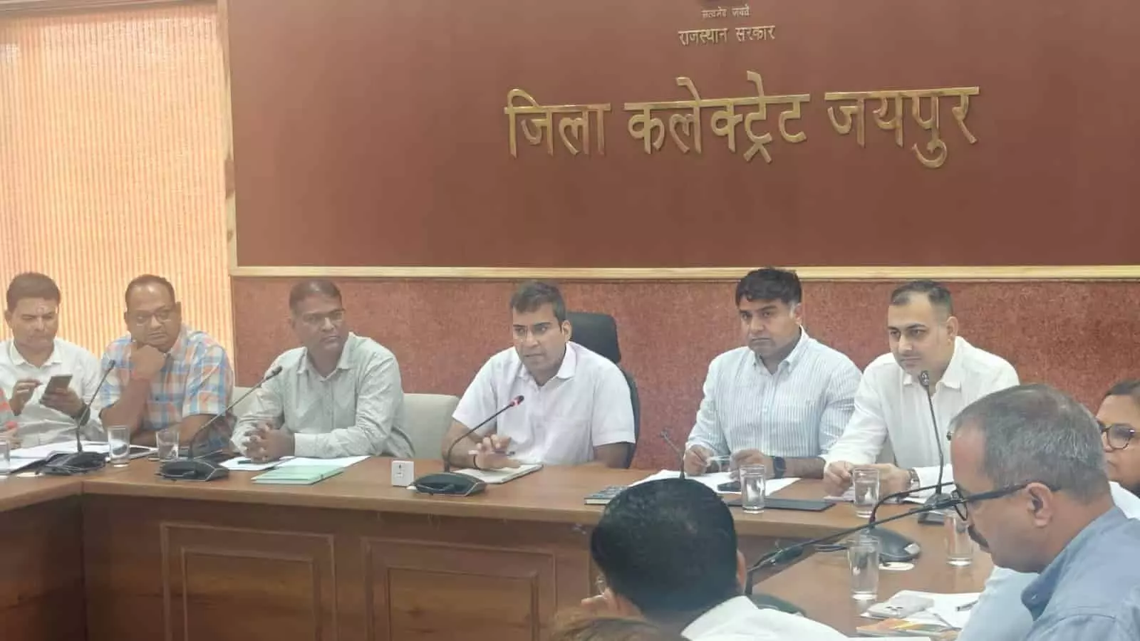 जिला कलेक्टर संदेश नायक और अधिकारी जयपुर कलेक्ट्रेट सभागार में स्वास्थ्य योजनाओं की बैठक करते हुए। जिला कलेक्टर संदेश नायक और अधिकारी जयपुर कलेक्ट्रेट सभागार में स्वास्थ्य योजनाओं की बैठक करते हुए।