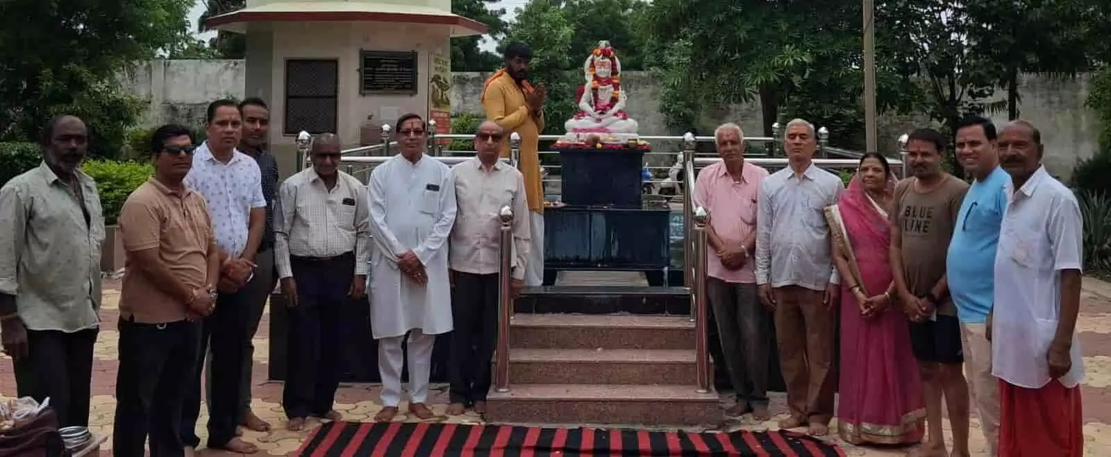 चित्तौड़गढ़ मोक्षधाम परिसर में महाकाल प्रतिमा के पास खड़े समिति सदस्य और भक्तजन। चित्तौड़गढ़ मोक्षधाम परिसर में महाकाल प्रतिमा के पास खड़े समिति सदस्य और भक्तजन।