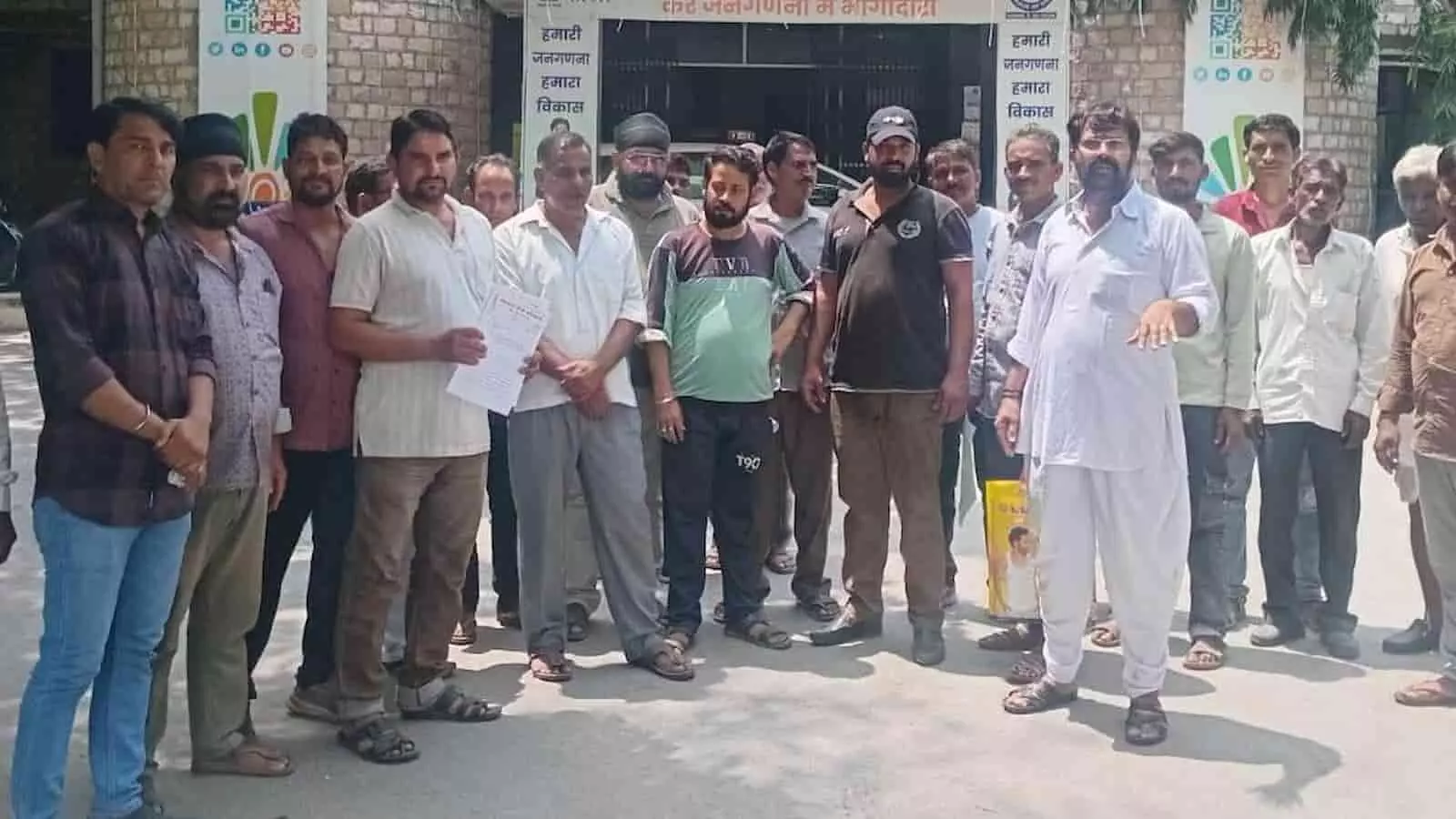 खस्ता सड़कों, गड्ढों और धूल-मिट्टी से परेशान व्यापारियों ने कलेक्टर को सौंपा ज्ञापन खस्ता सड़कों, गड्ढों और धूल-मिट्टी से परेशान व्यापारियों ने कलेक्टर को सौंपा ज्ञापन