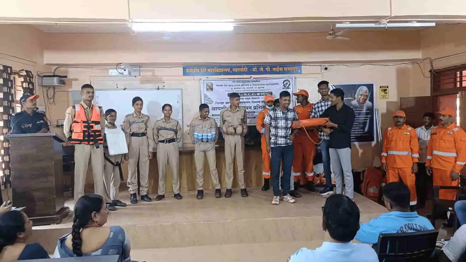 गार्गोटी कॉलेज में एनडीआरएफ द्वारा आयोजित आपदा प्रबंधन प्रशिक्षण कार्यक्रम में मौजूद छात्र और जवान। गार्गोटी कॉलेज में एनडीआरएफ द्वारा आयोजित आपदा प्रबंधन प्रशिक्षण कार्यक्रम में मौजूद छात्र और जवान।