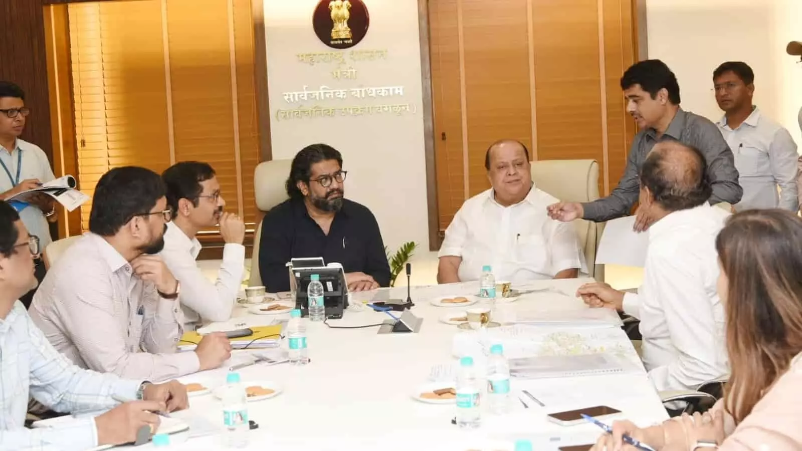 मुंबई मंत्रालय में सड़क परियोजना की समीक्षा बैठक में बैठे मंत्री हसन मुश्रीफ और शिवेंद्रसिंहराजे भोसले। मुंबई मंत्रालय में सड़क परियोजना की समीक्षा बैठक में बैठे मंत्री हसन मुश्रीफ और शिवेंद्रसिंहराजे भोसले।