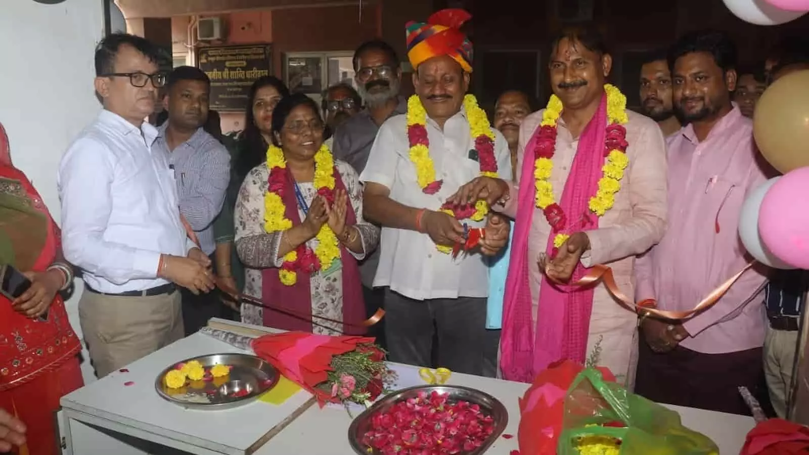 कोटा के रामपुरा में जनऔषधि मेडिकल शॉप का उद्घाटन करते हुए अतिथि नजर आ रहे हैं। कोटा के रामपुरा में जनऔषधि मेडिकल शॉप का उद्घाटन करते हुए अतिथि नजर आ रहे हैं।