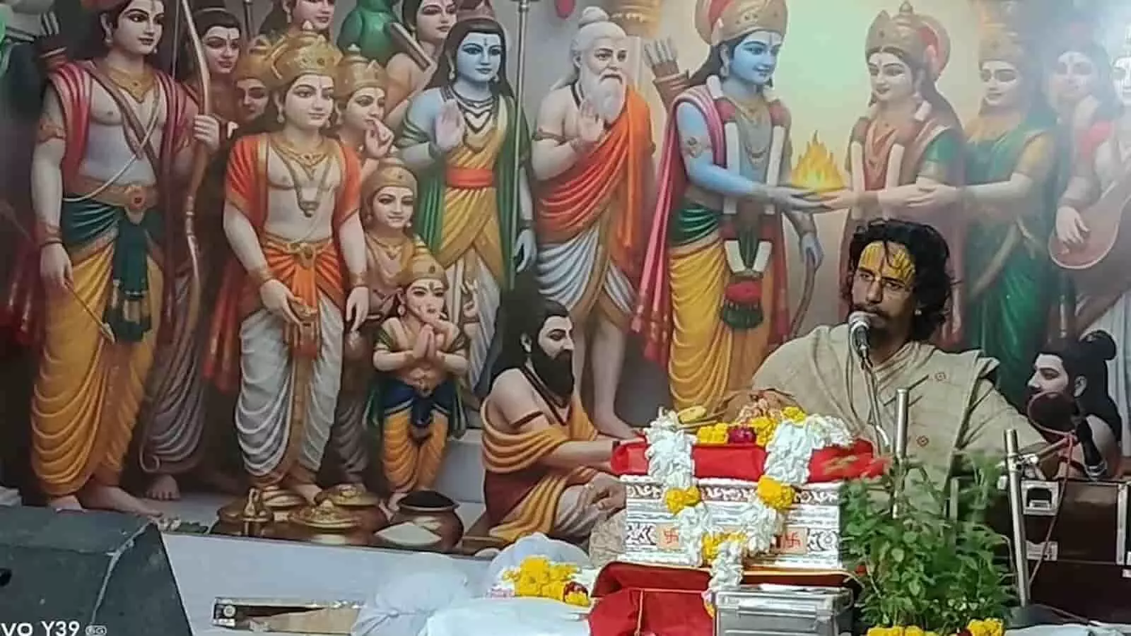तस्वीर में आचार्य डॉ. संत दास महाराज मंदिर परिसर में श्रीराम कथा का प्रवचन देते हुए दिख रहे हैं। तस्वीर में आचार्य डॉ. संत दास महाराज मंदिर परिसर में श्रीराम कथा का प्रवचन देते हुए दिख रहे हैं।