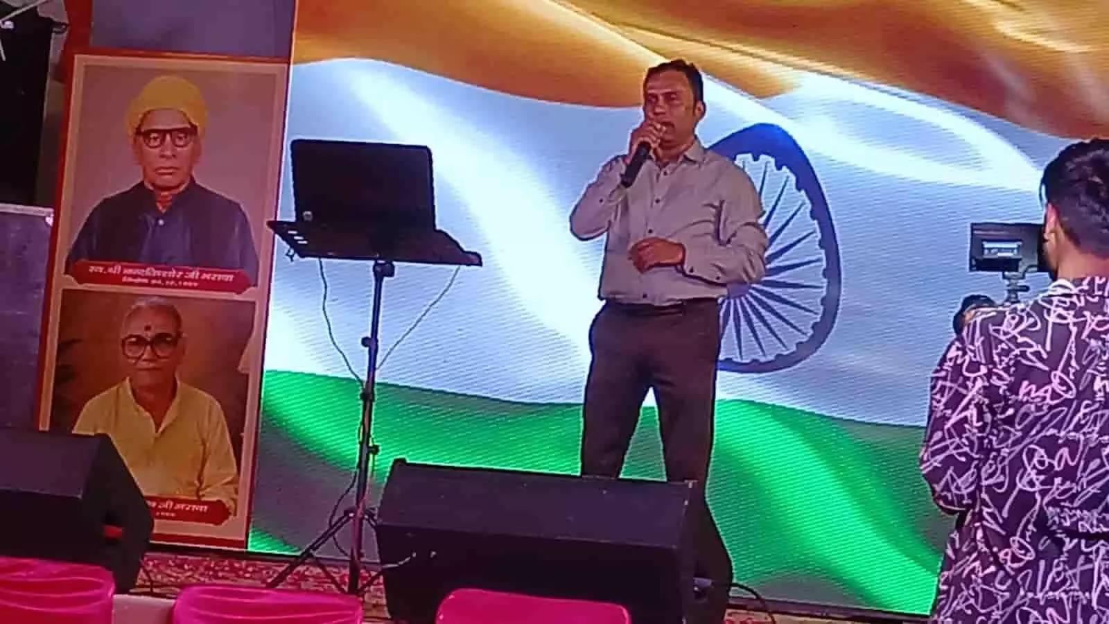 हॉट रोड स्थित मेले के मंच पर माइक्रोफोन से गाता हुआ व्यक्ति। हॉट रोड स्थित मेले के मंच पर माइक्रोफोन से गाता हुआ व्यक्ति।