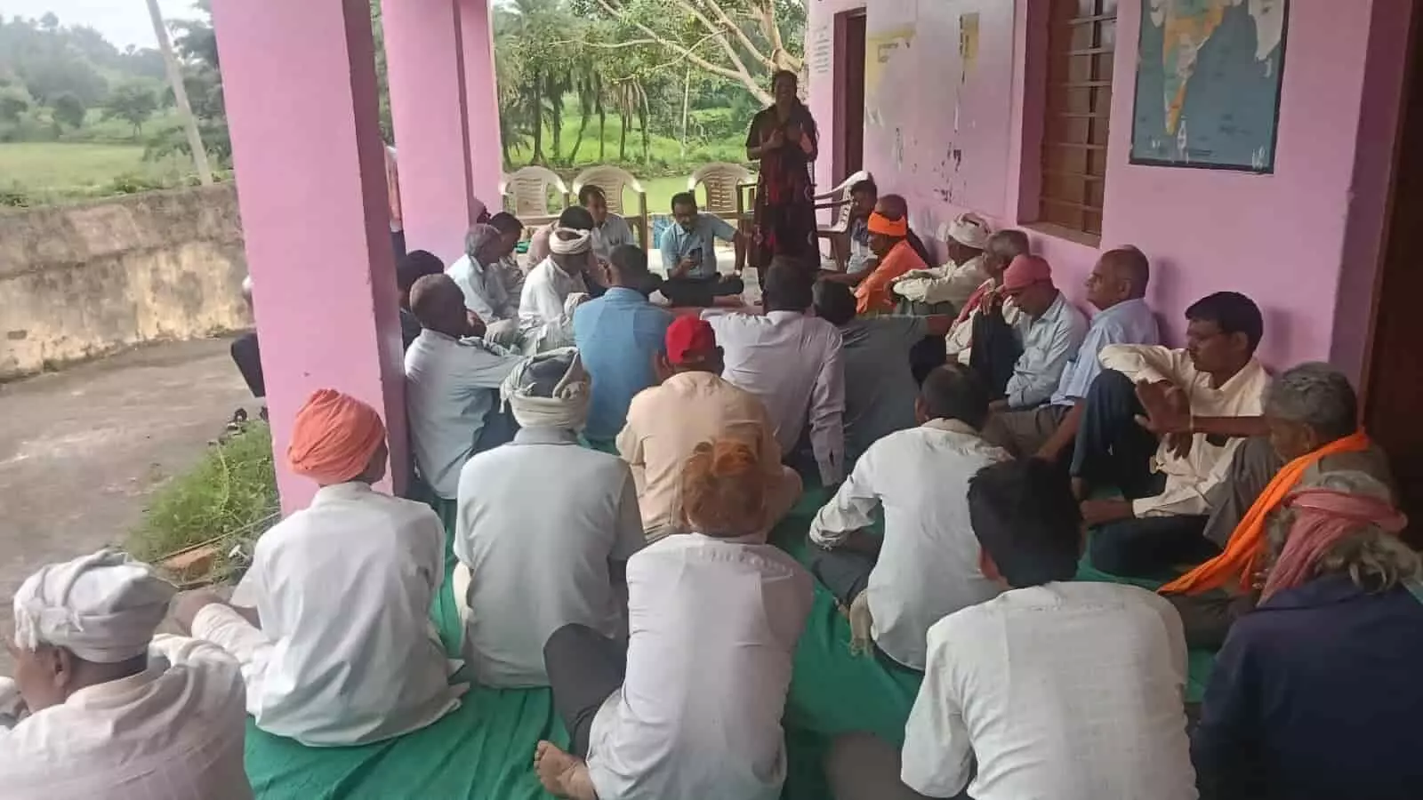 खेरवाड़ा की राणावाड़ा पंचायत में बैठक के दौरान जमीन पर बैठे भाजपा कार्यकर्ता। खेरवाड़ा की राणावाड़ा पंचायत में बैठक के दौरान जमीन पर बैठे भाजपा कार्यकर्ता।
