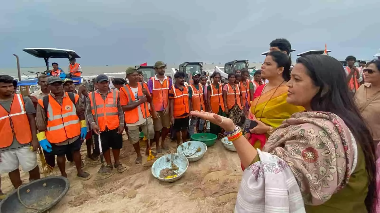 तस्वीर में महापौर रितू तावड़े जुहू बीच पर सफाई कर्मचारियों के साथ नजर आ रही हैं। तस्वीर में महापौर रितू तावड़े जुहू बीच पर सफाई कर्मचारियों के साथ नजर आ रही हैं।