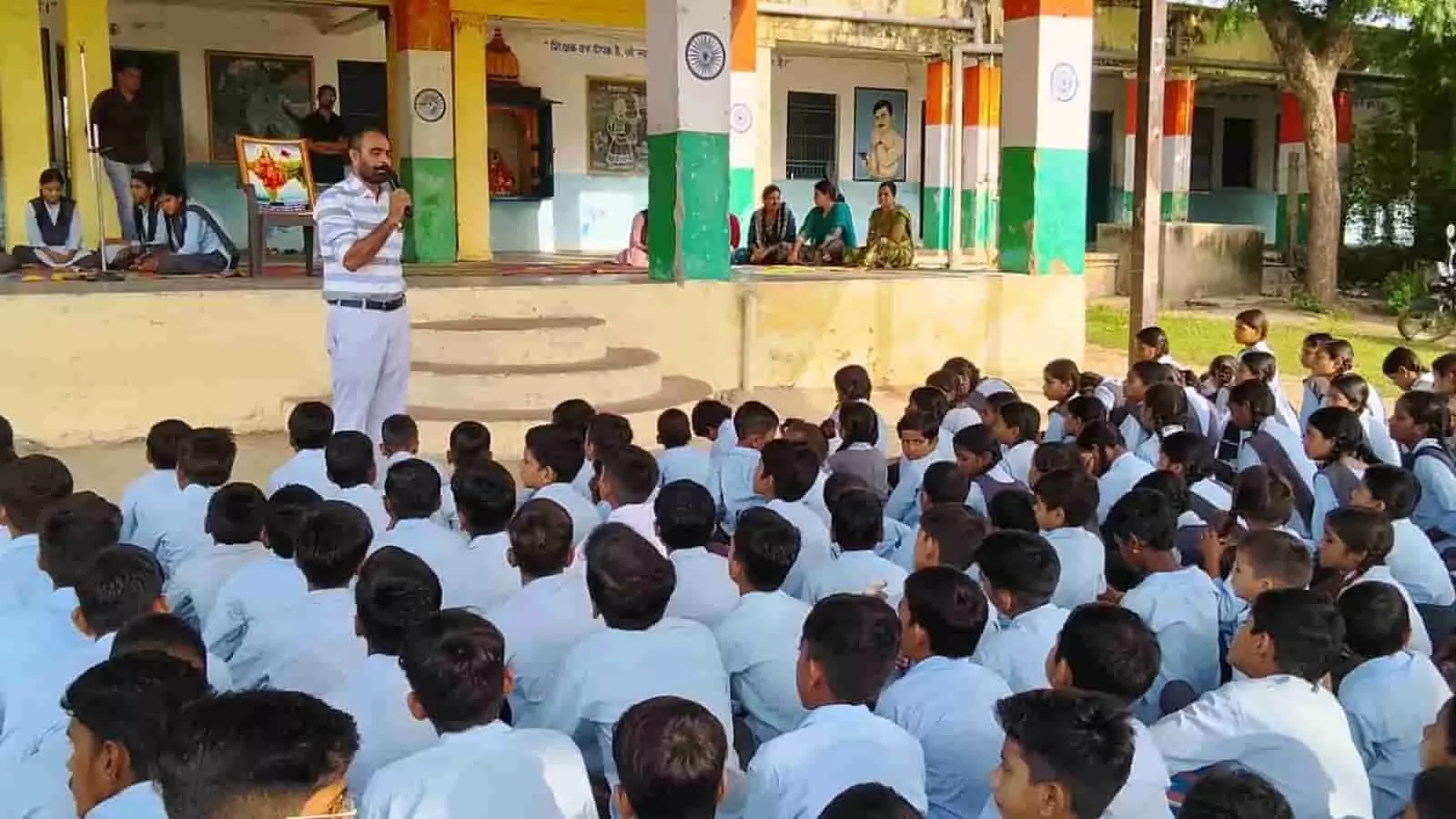 तस्वीर में मुख्य वक्ता जगदीश सिंह राव चंगेड़ी विद्यालय में विद्यार्थियों को संबोधित कर रहे हैं। तस्वीर में मुख्य वक्ता जगदीश सिंह राव चंगेड़ी विद्यालय में विद्यार्थियों को संबोधित कर रहे हैं।