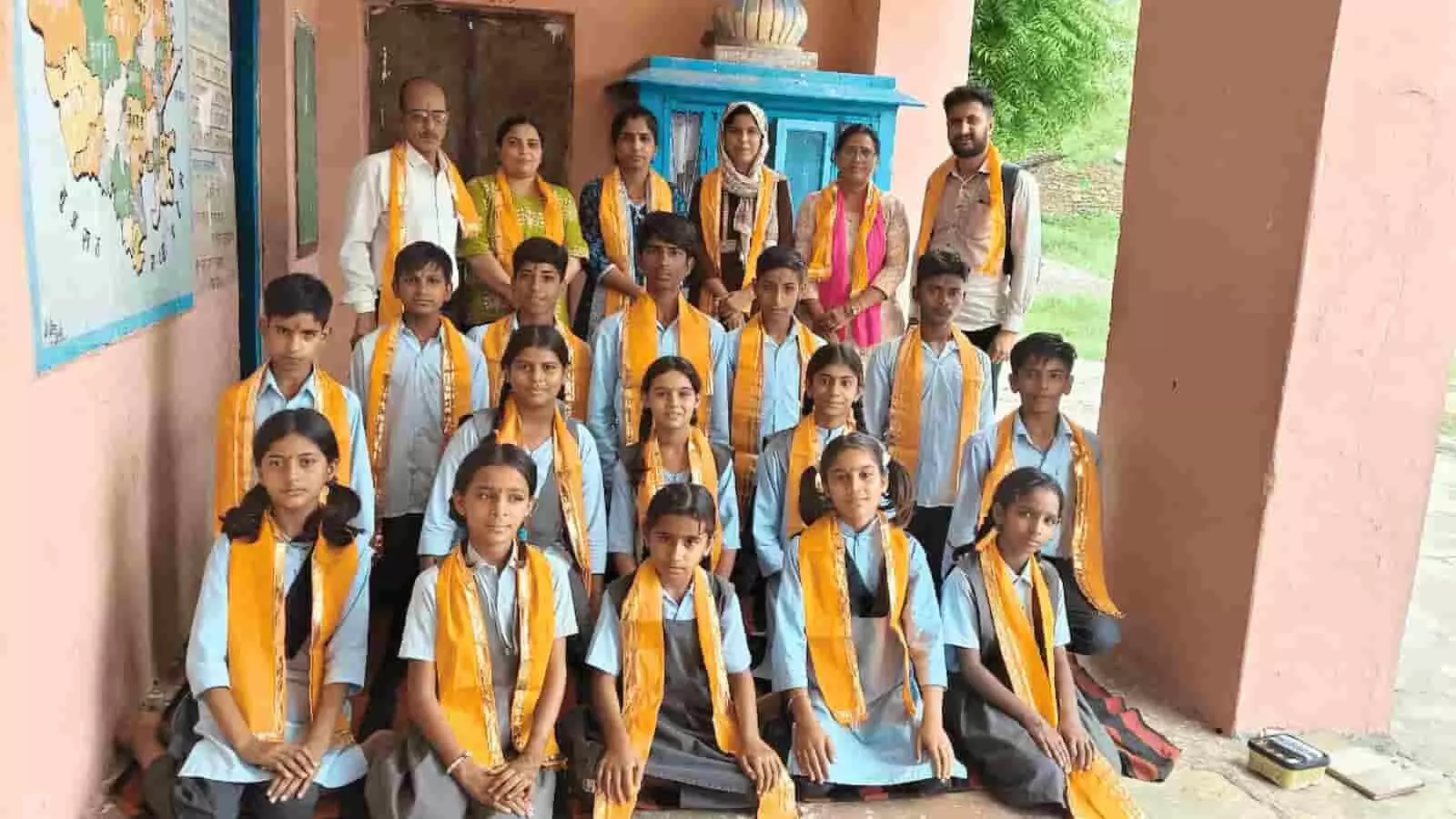 तस्वीर में राजकीय उच्च प्राथमिक विद्यालय लदाना के शिक्षक और छात्र संसद के सदस्य स्कूल परिसर में नजर आ रहे हैं। तस्वीर में राजकीय उच्च प्राथमिक विद्यालय लदाना के शिक्षक और छात्र संसद के सदस्य स्कूल परिसर में नजर आ रहे हैं।