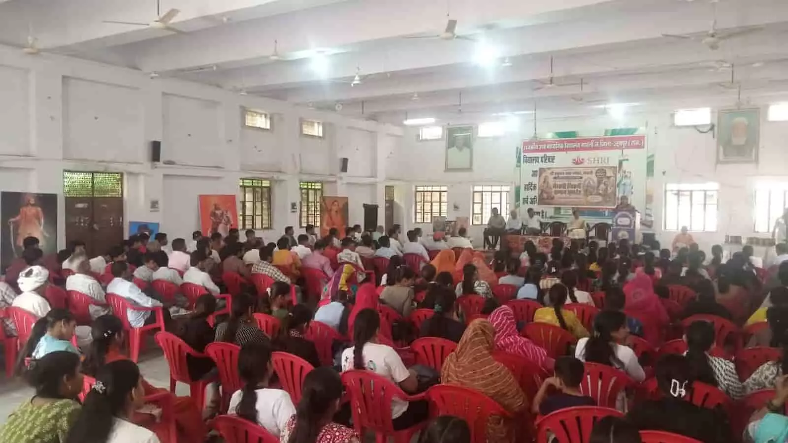 तस्वीर में मावली के हॉल में प्रतिभा सम्मान समारोह में बैठे लोग दिख रहे हैं। तस्वीर में मावली के हॉल में प्रतिभा सम्मान समारोह में बैठे लोग दिख रहे हैं।